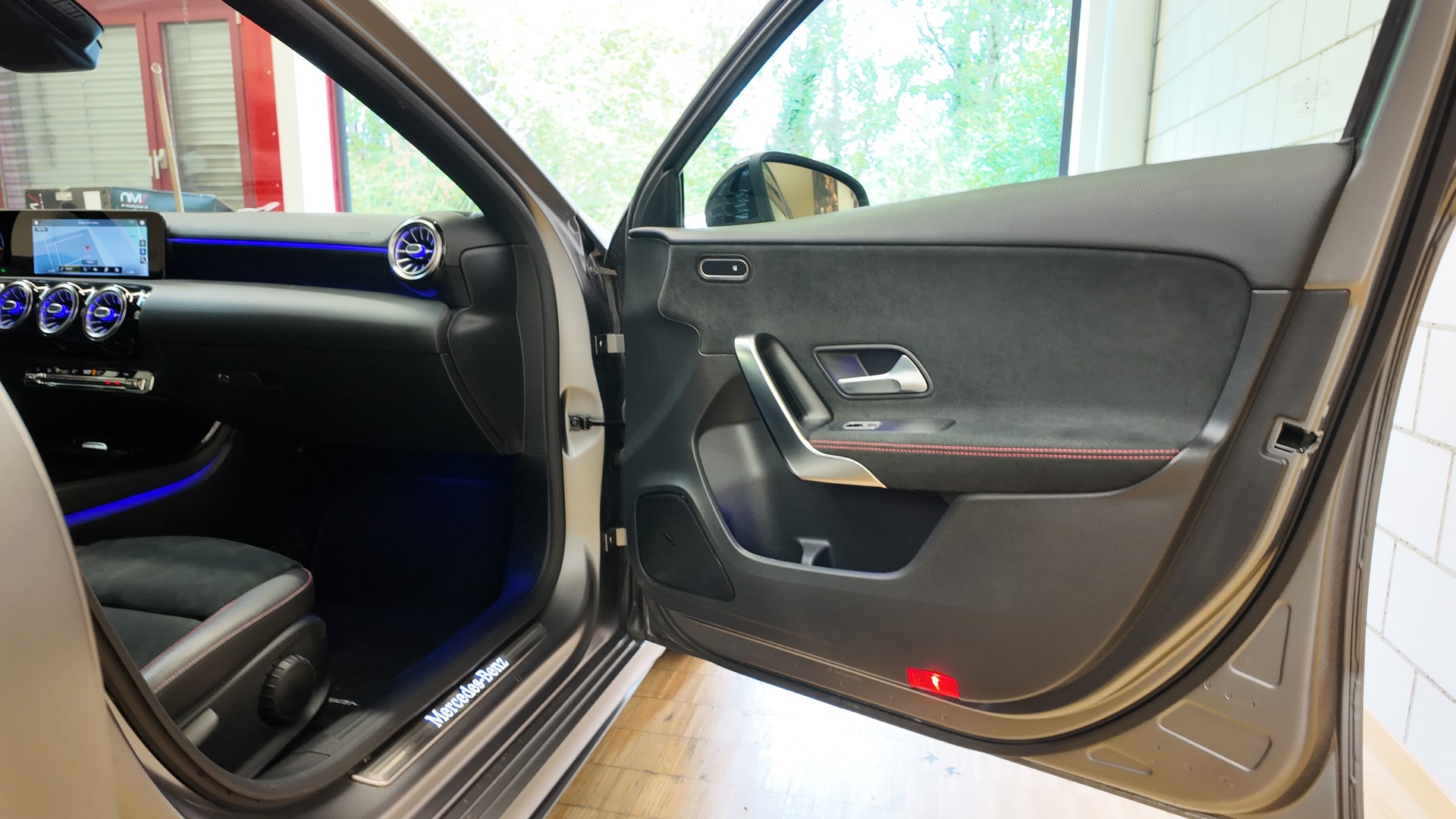 MERCEDES-BENZ A 250 AMG Line-image-15