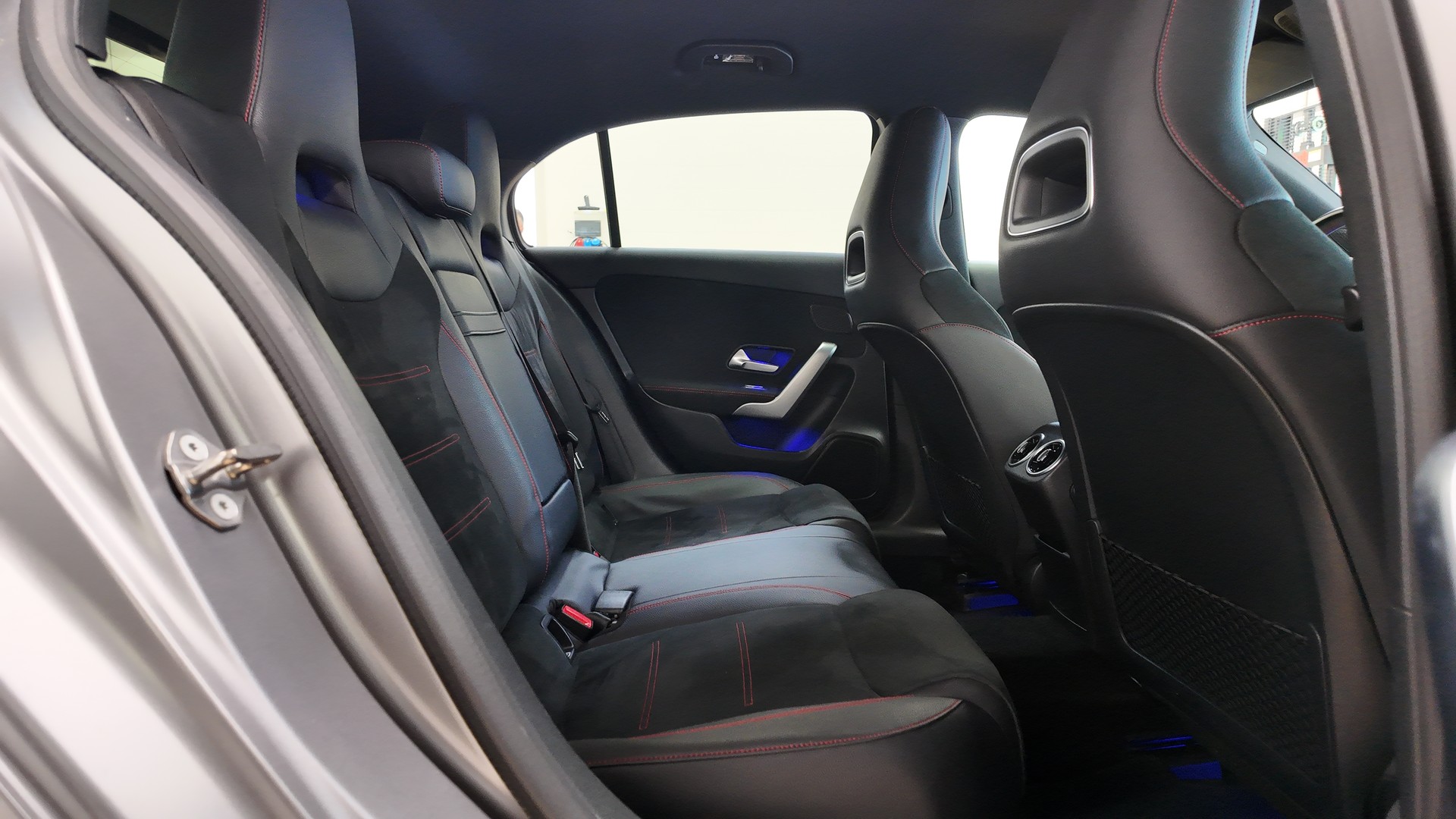 MERCEDES-BENZ A 250 AMG Line-image-18