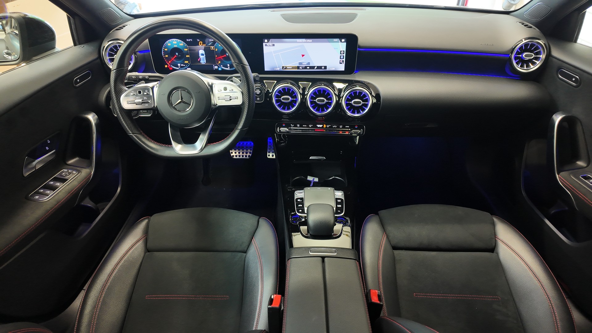 MERCEDES-BENZ A 250 AMG Line-image-8