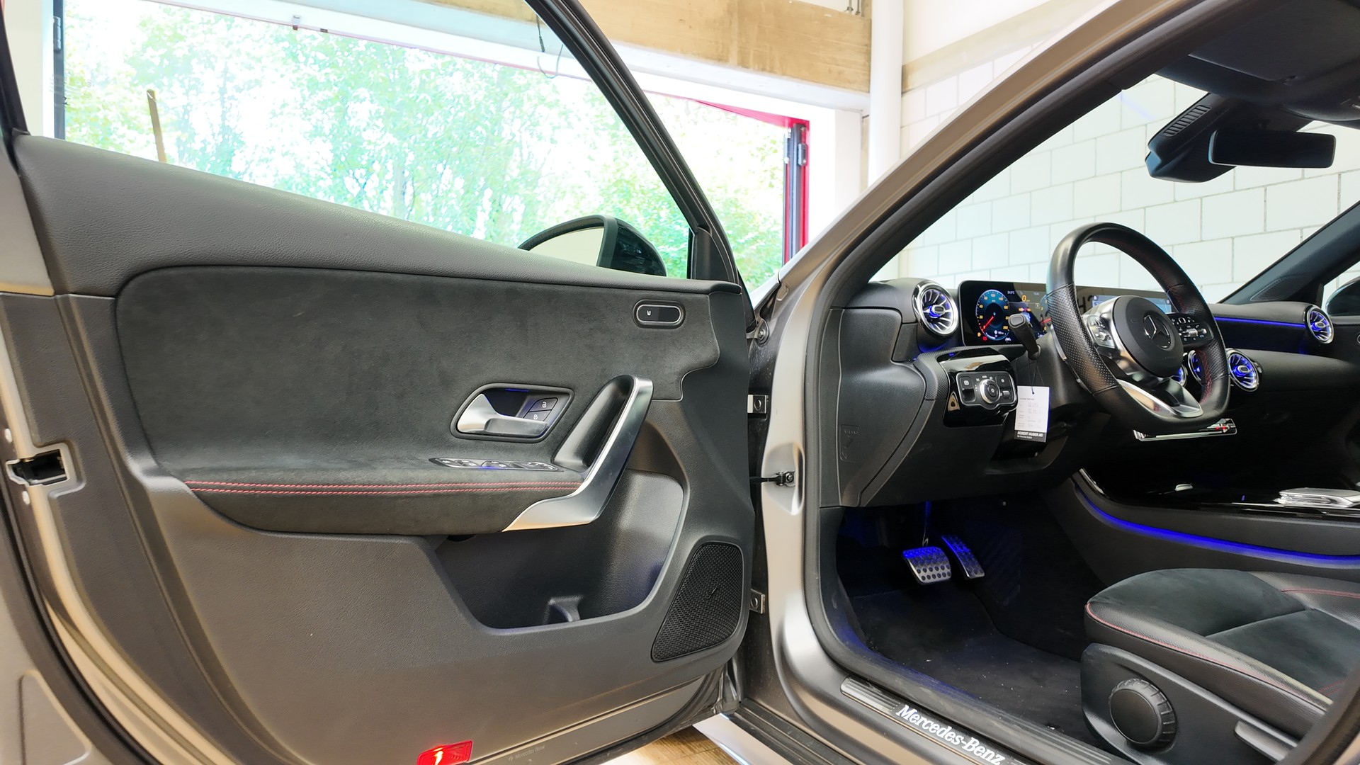 MERCEDES-BENZ A 250 AMG Line-image-14