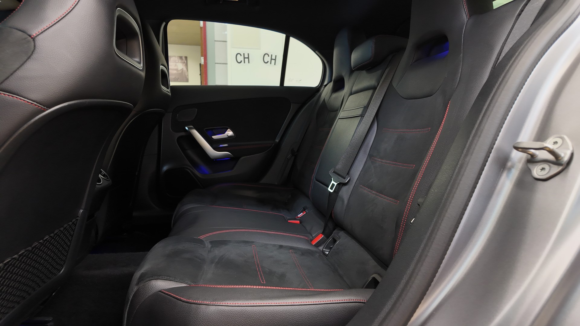 MERCEDES-BENZ A 250 AMG Line-image-17
