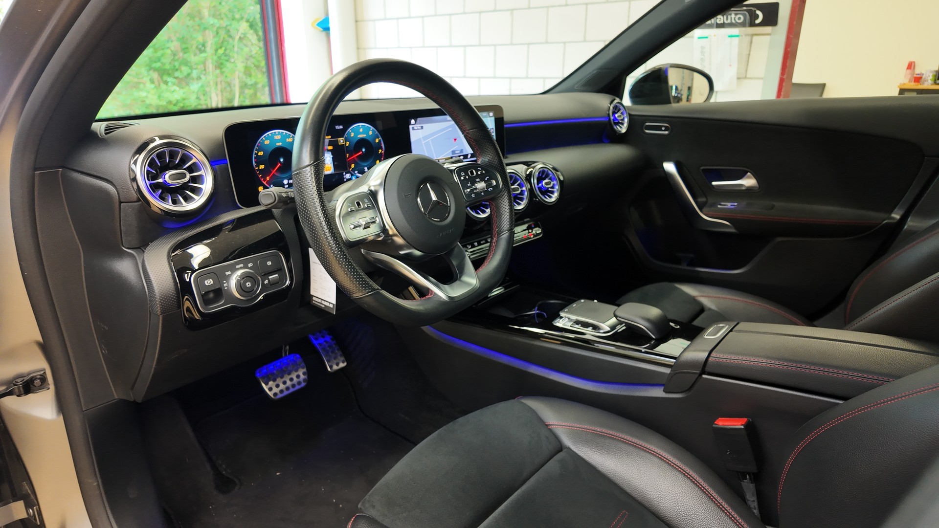 MERCEDES-BENZ A 250 AMG Line-image-11
