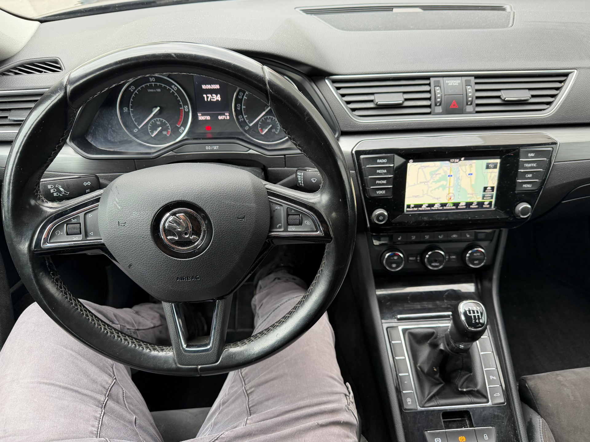 SKODA Superb Combi 2.0 TDi Ambition-image-5