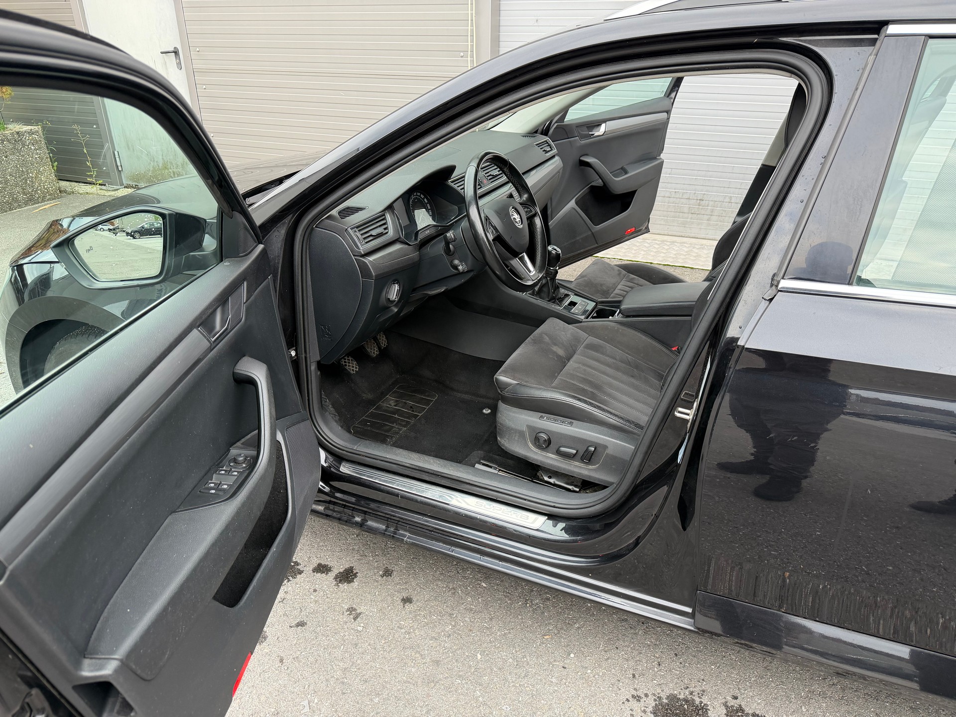 SKODA Superb Combi 2.0 TDi Ambition-image-7