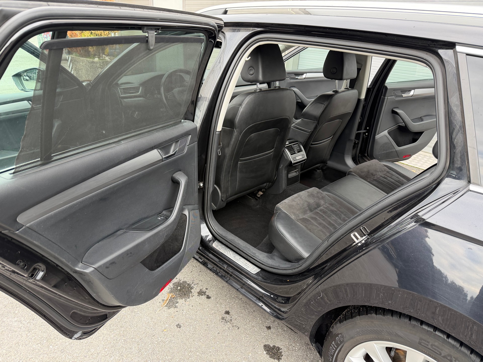 SKODA Superb Combi 2.0 TDi Ambition-image-9