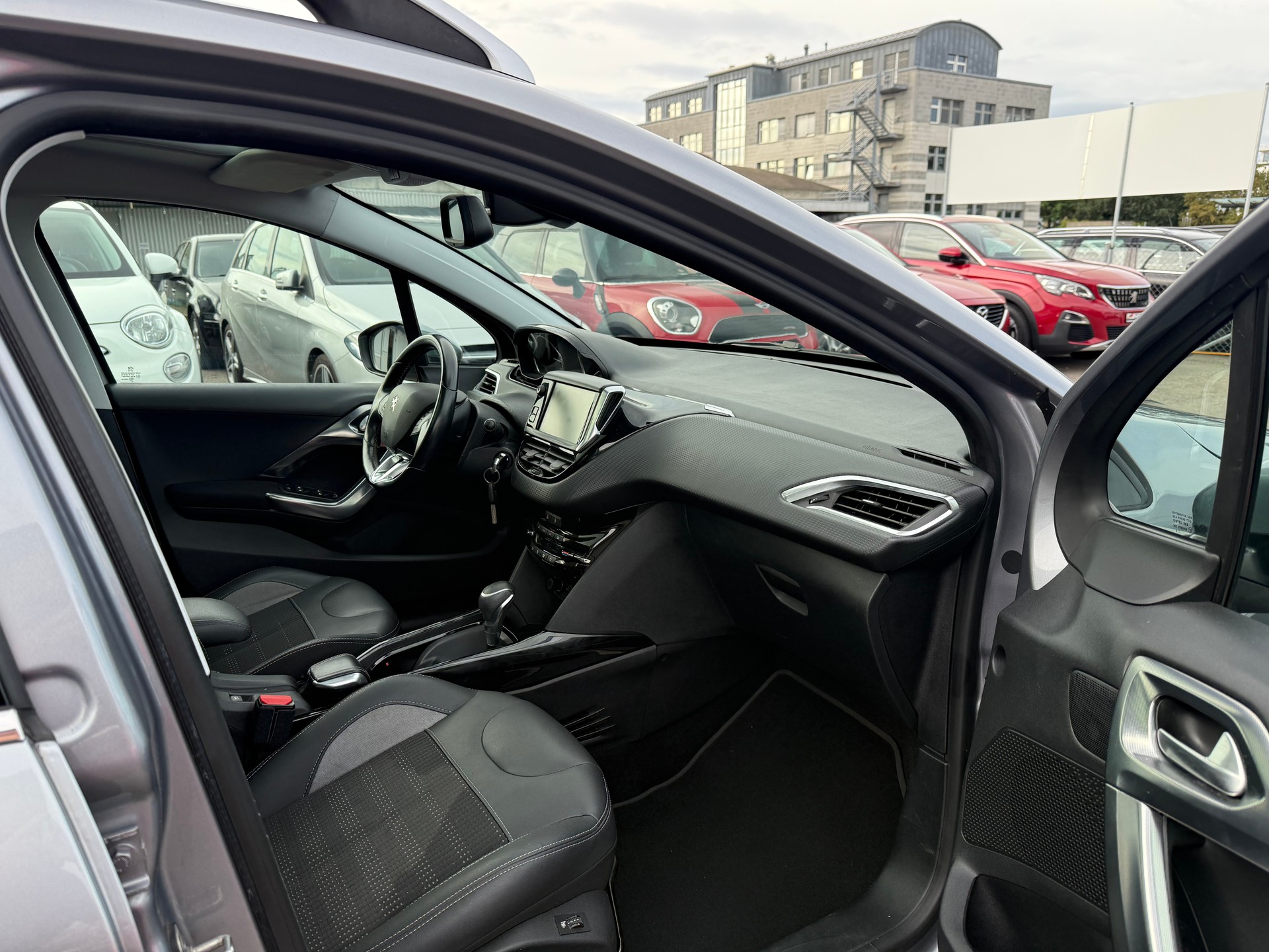PEUGEOT 2008 1.2 PureTech Allure EAT6 / Frisch ab MFK / Zahnriemen ersetzt 2024 / 1 Jahr Garantie / 1.Hand / Rückfahrkamera / DAB / Navi-image-7