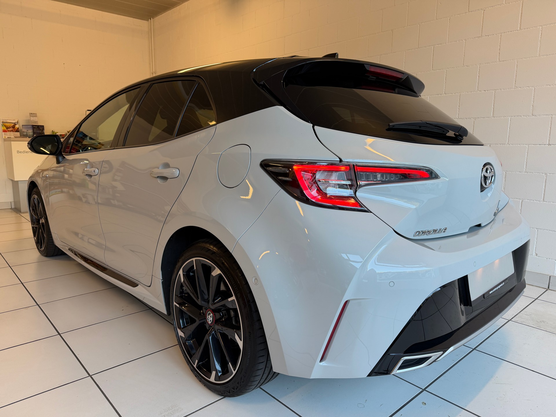 TOYOTA Corolla 2.0 HSD GR-S e-CVT-image-2