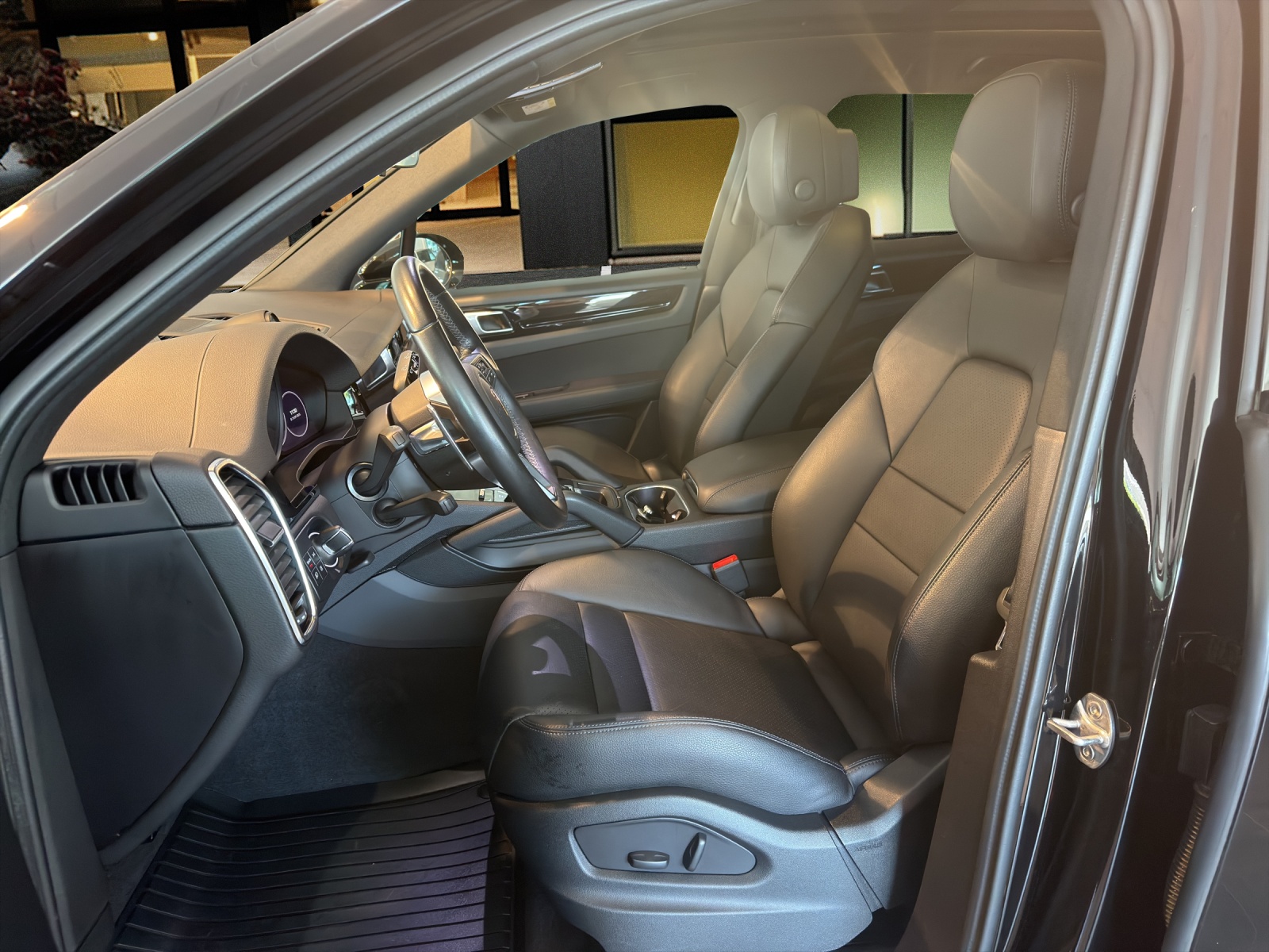 PORSCHE Cayenne 3.0 V6 / Pano-20Zoll-Standheiz-Bose-image-6