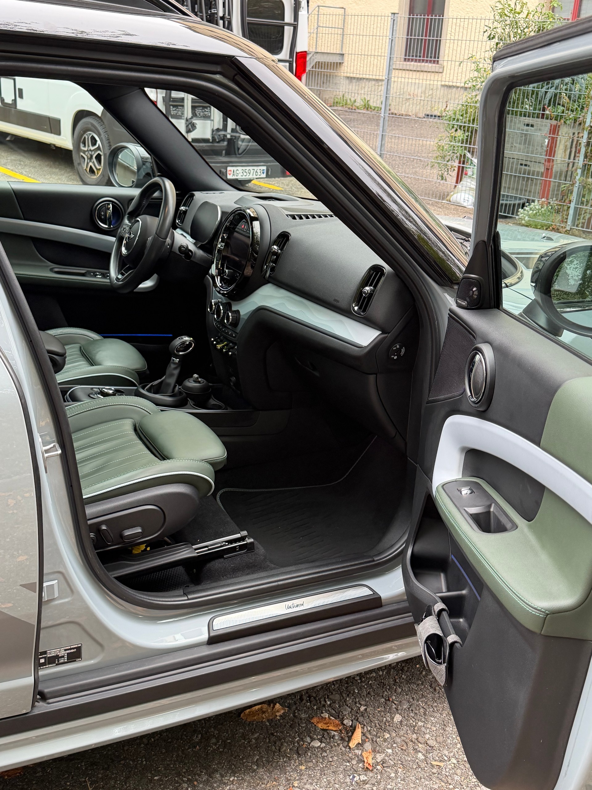 MINI 1.5i Cooper S E ALL4-image-3