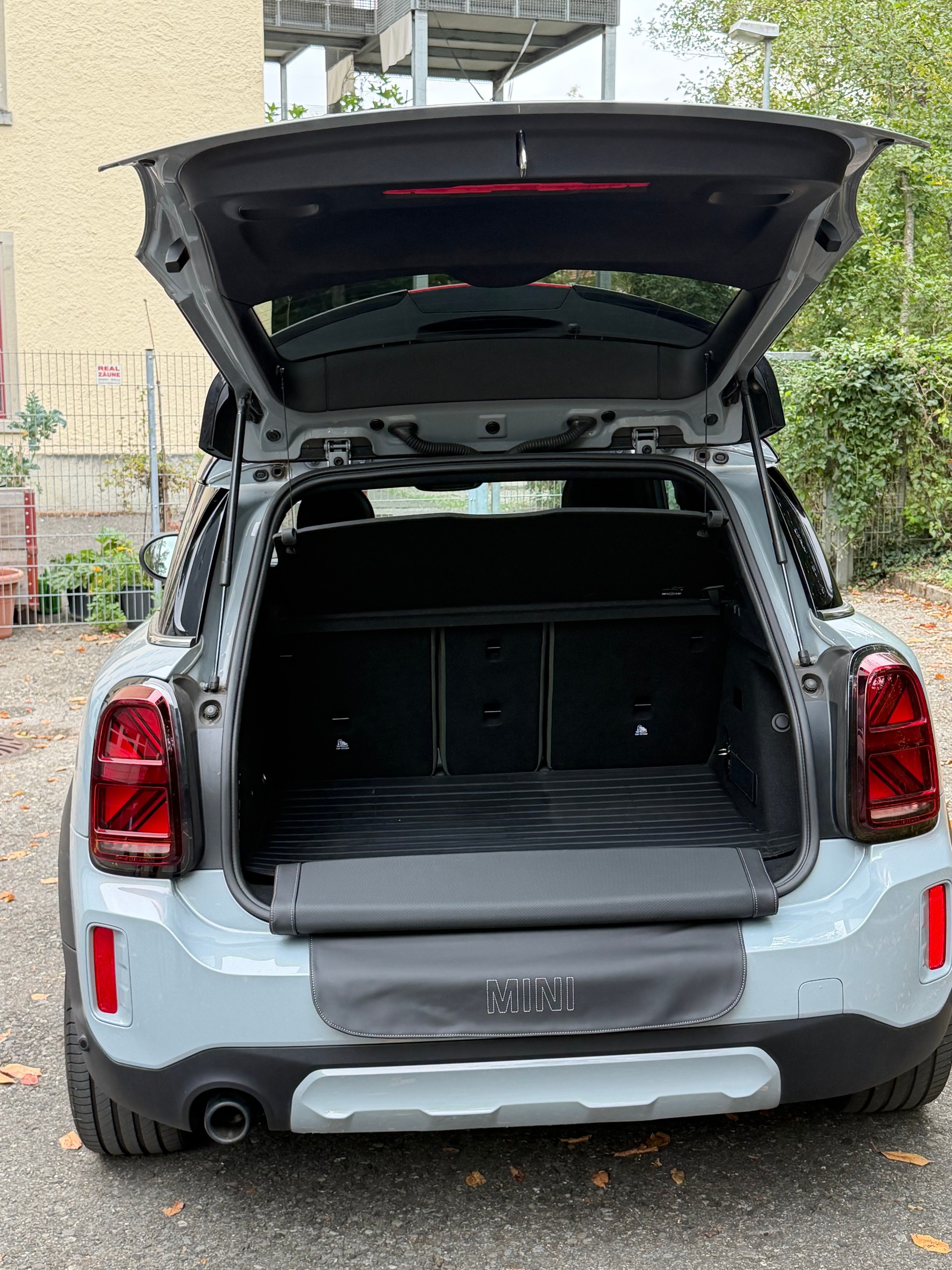 MINI 1.5i Cooper S E ALL4-image-5