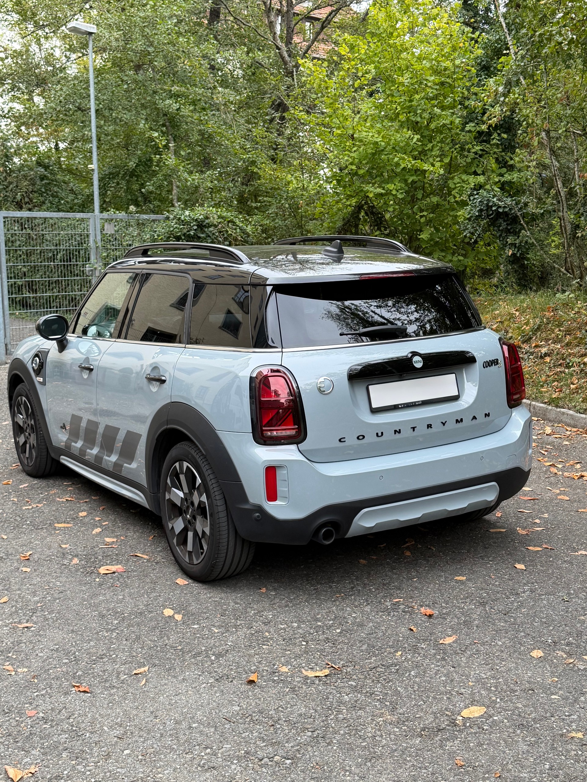 MINI 1.5i Cooper S E ALL4-image-2
