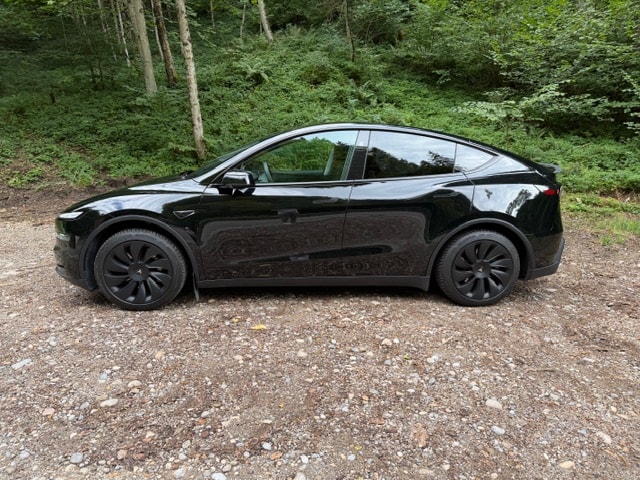 TESLA Long Range Dual Motor AWD – Solid Black – AHK – Werksgarantie bis 2030/2033-image-2