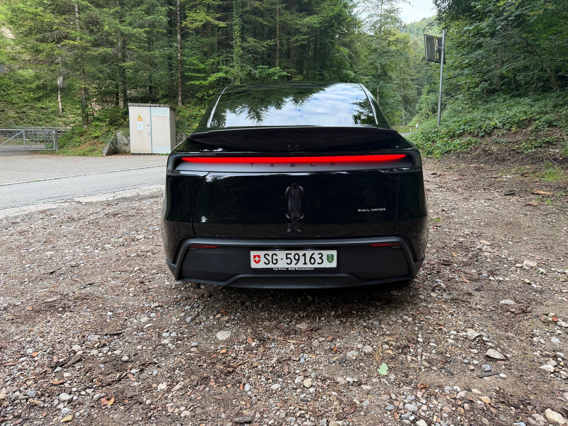 TESLA Long Range Dual Motor AWD – Solid Black – AHK – Werksgarantie bis 2030/2033-image-3