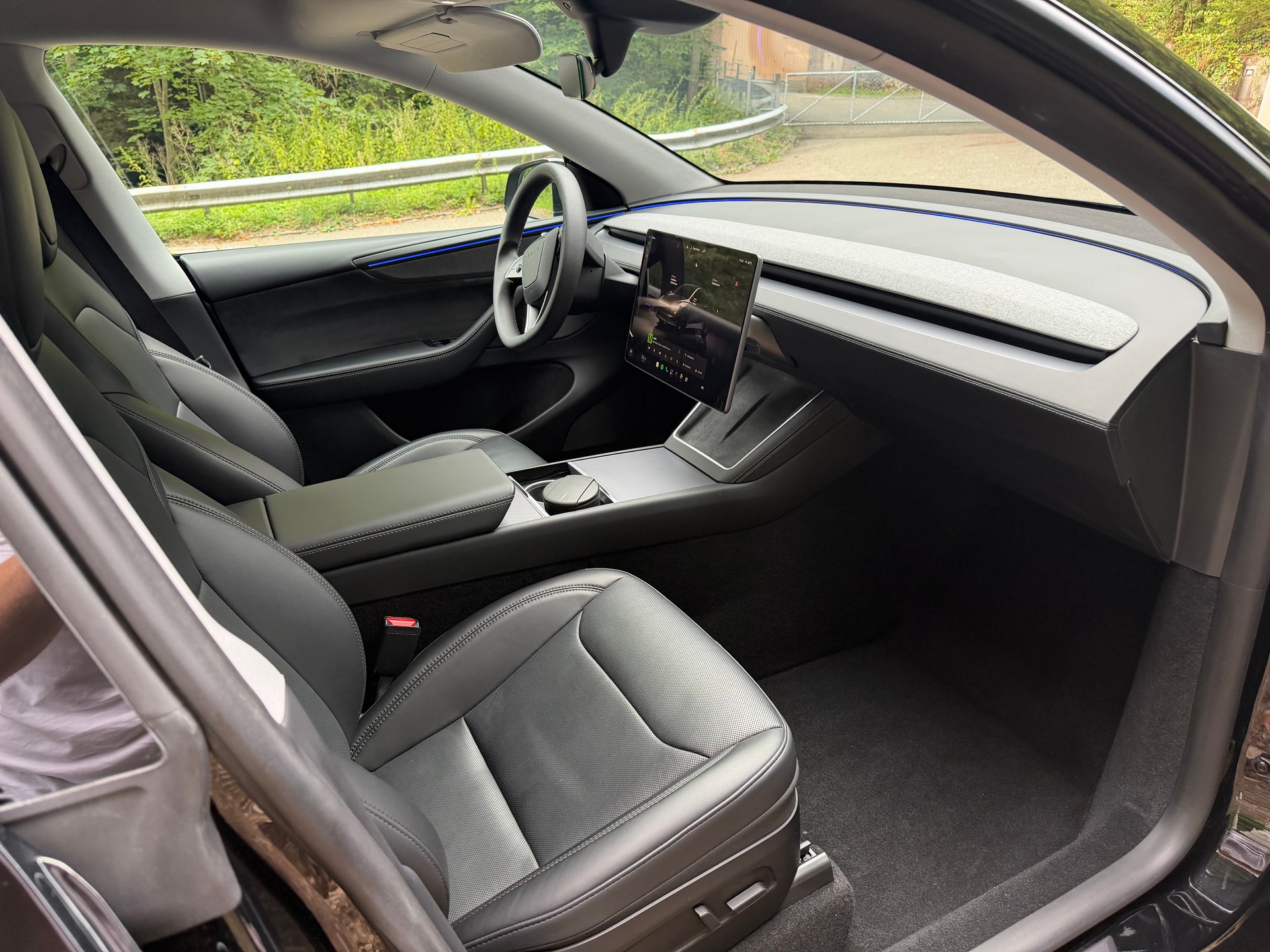 TESLA Long Range Dual Motor AWD – Solid Black – AHK – Werksgarantie bis 2030/2033-image-4
