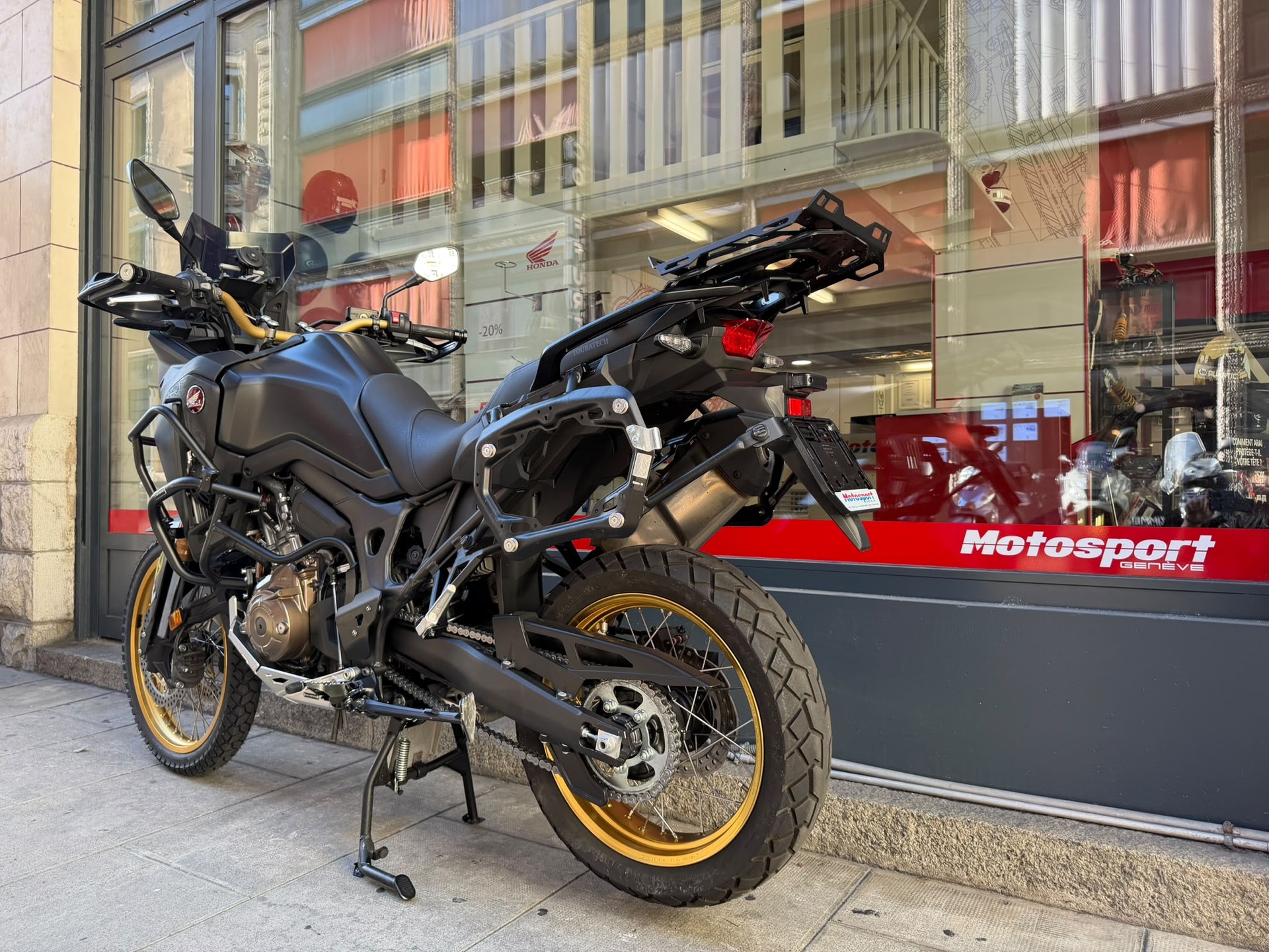 HONDA CRF 1000A Africa Twin-image-1