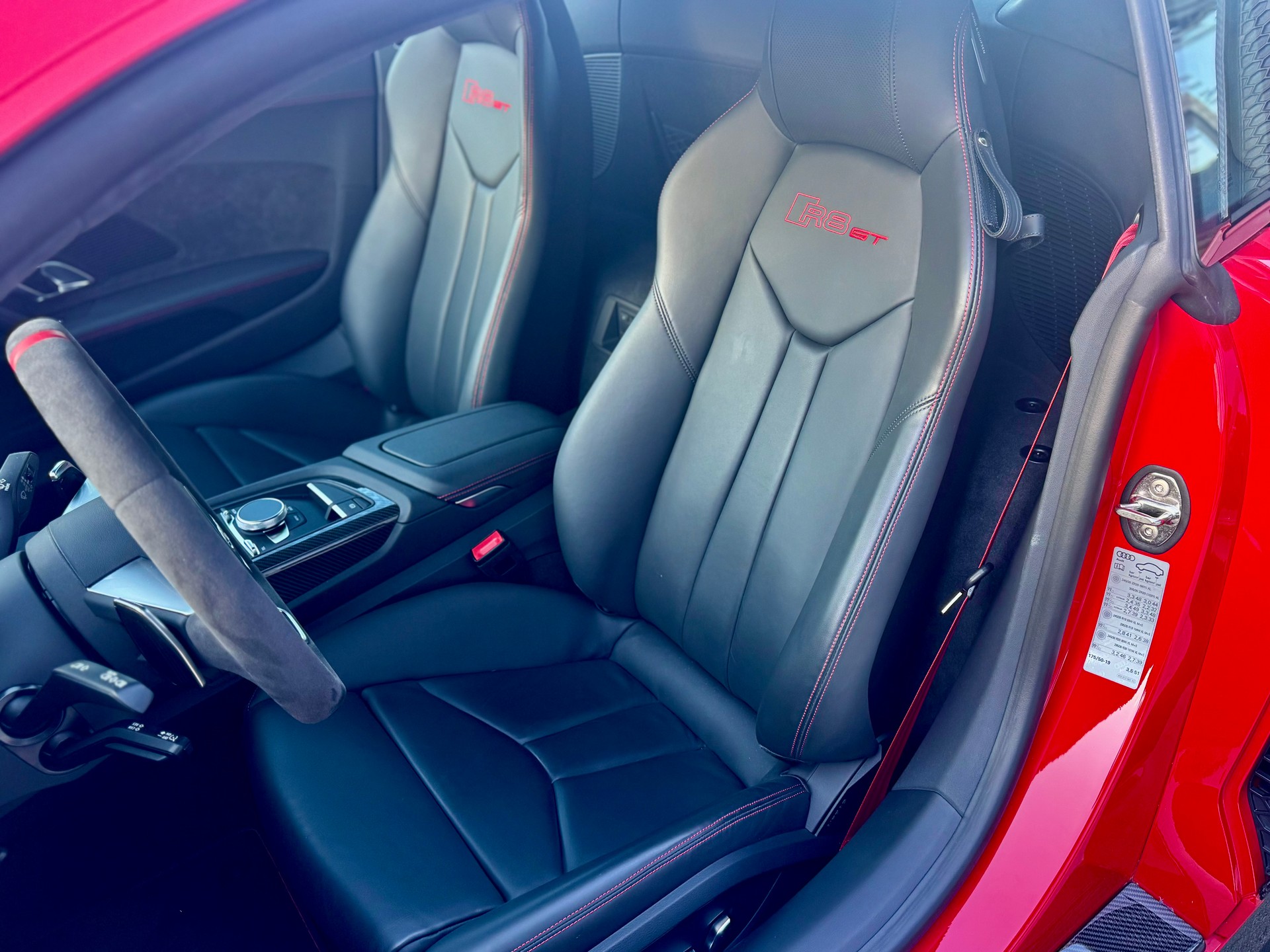 AUDI R8 Coupé GT No 110/333 (collector)-image-11