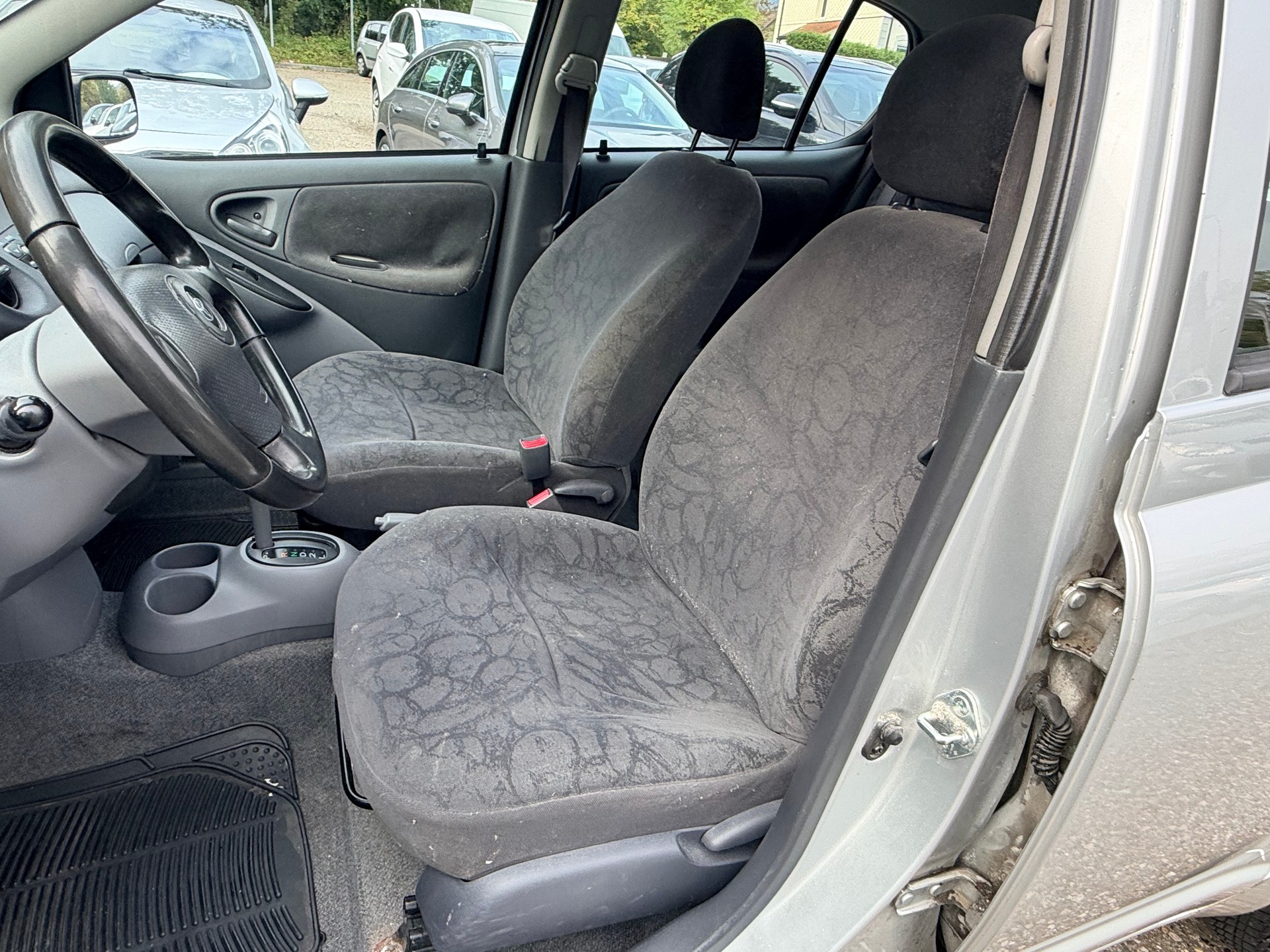 TOYOTA Yaris 1.3 Linea Sol-image-19