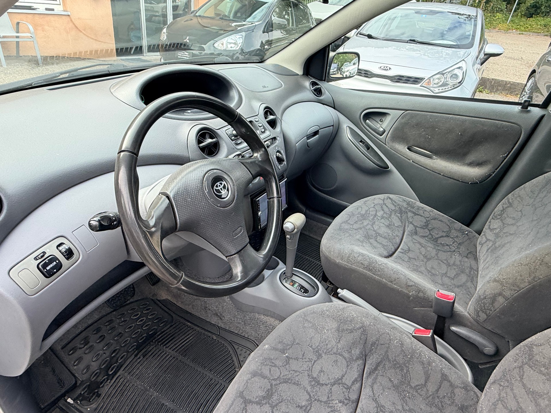 TOYOTA Yaris 1.3 Linea Sol-image-16