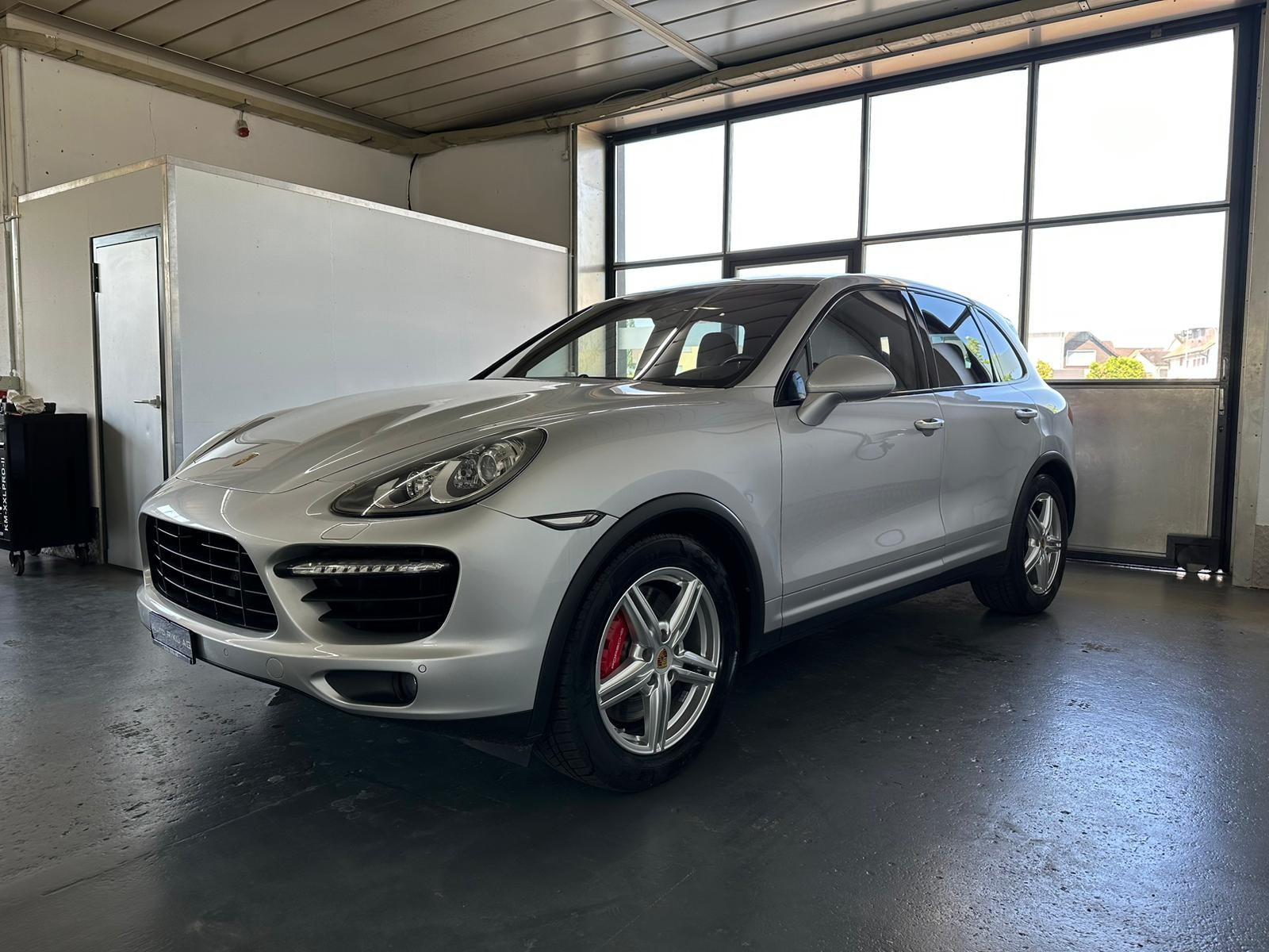 PORSCHE Cayenne Turbo-image-4