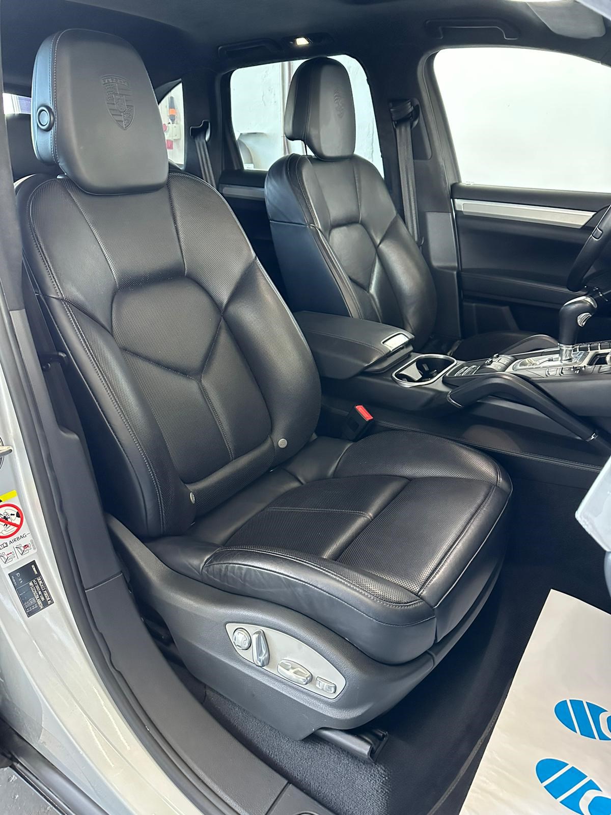 PORSCHE Cayenne Turbo-image-14