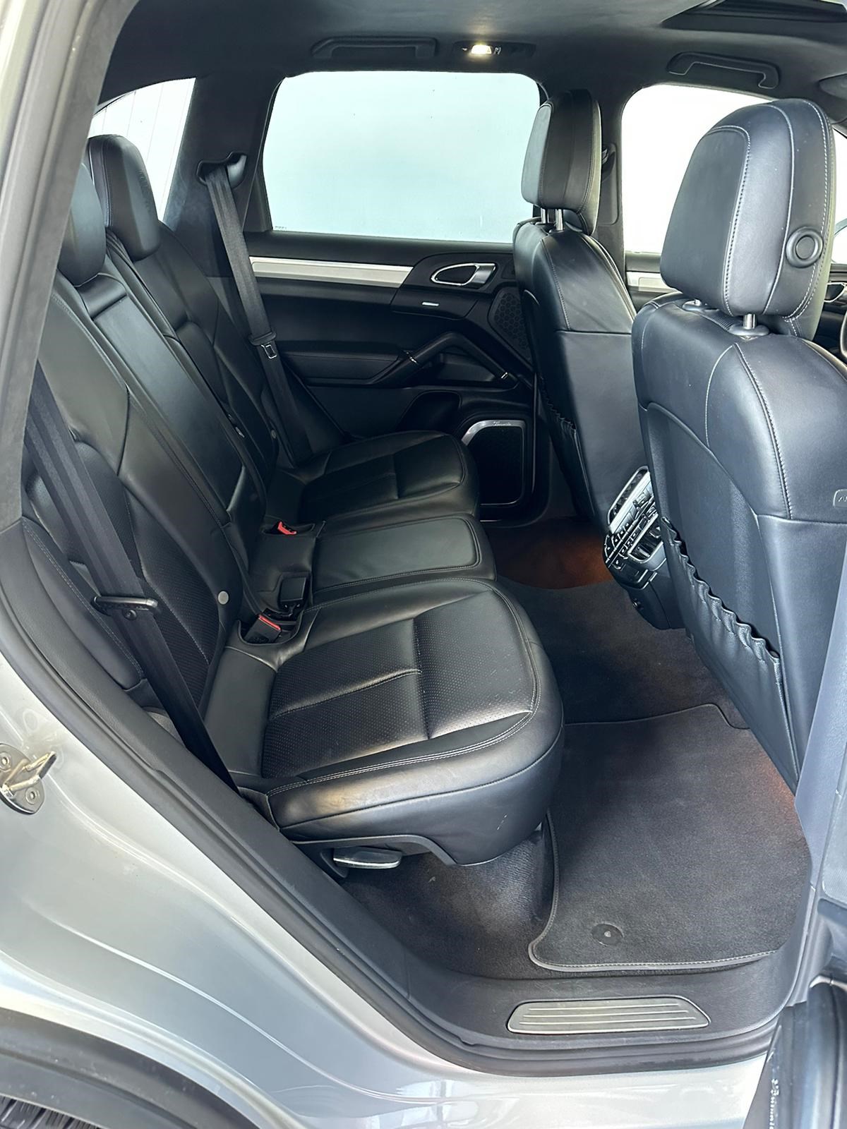 PORSCHE Cayenne Turbo-image-17