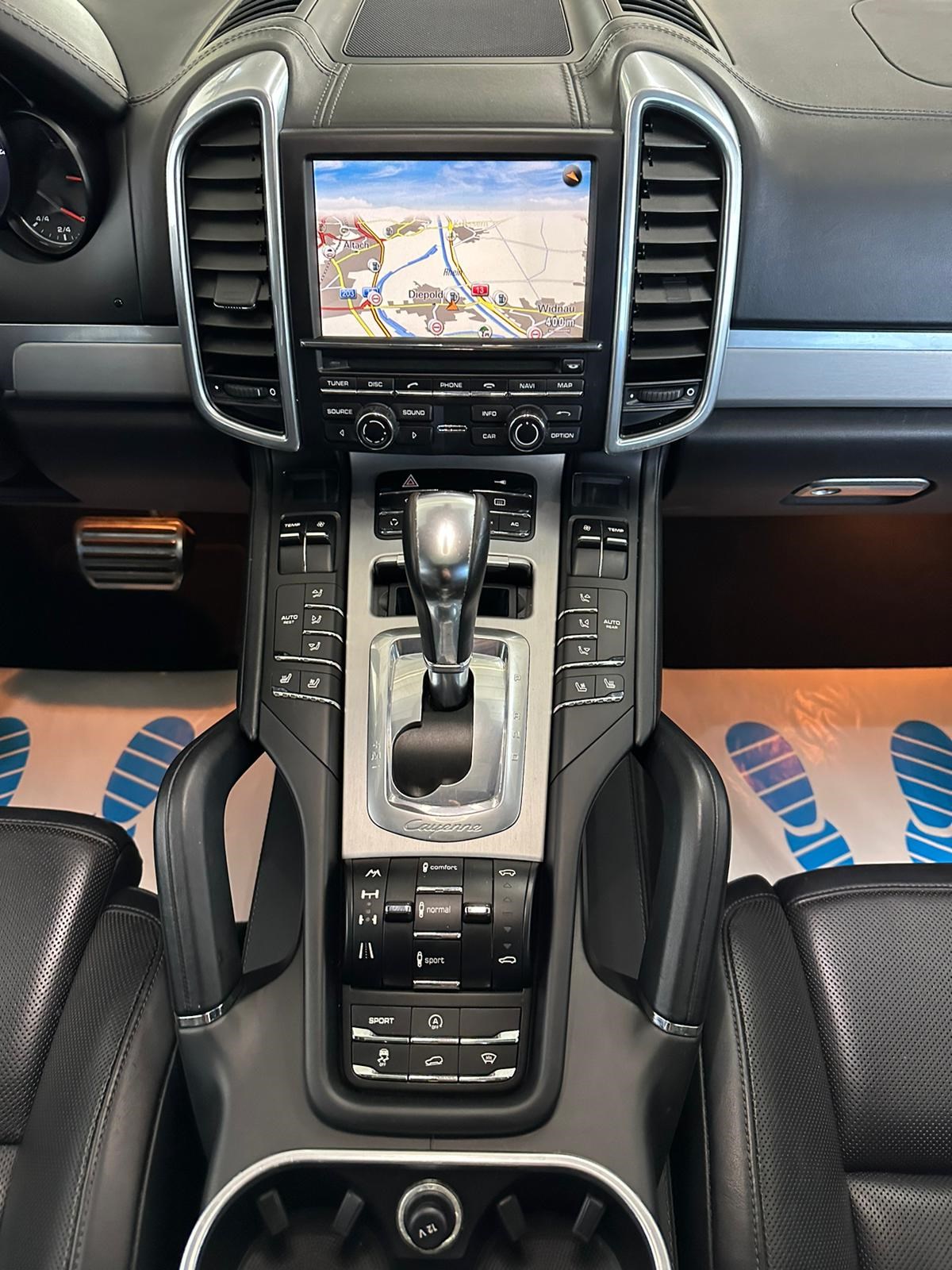 PORSCHE Cayenne Turbo-image-13