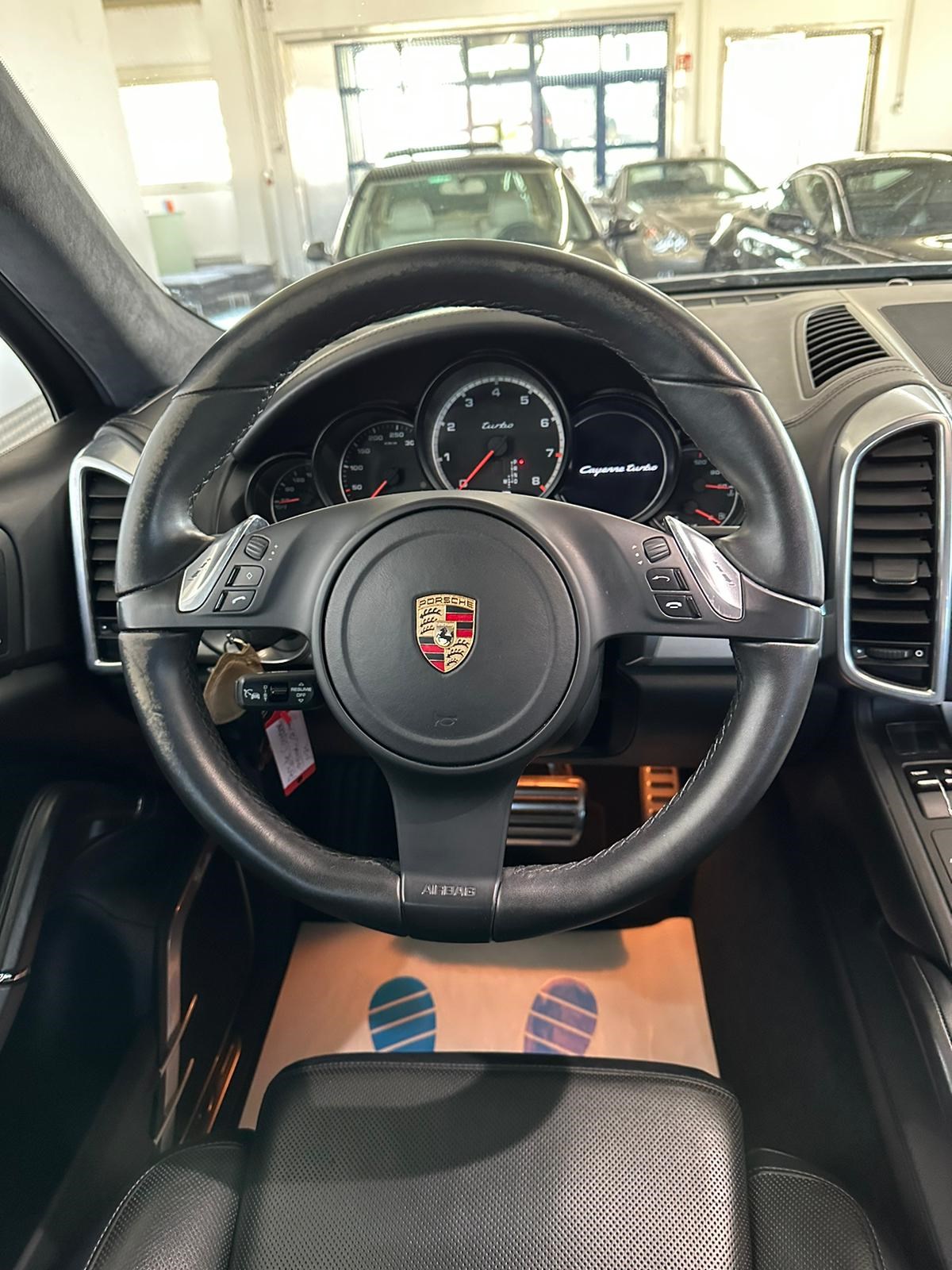 PORSCHE Cayenne Turbo-image-16