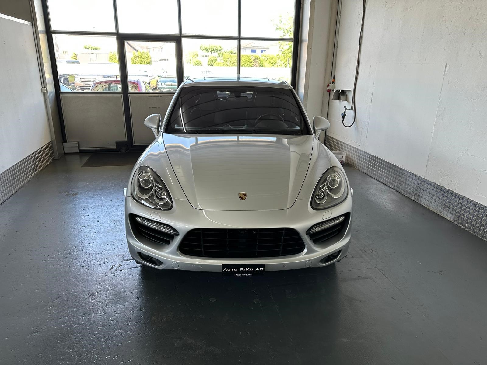 PORSCHE Cayenne Turbo-image-2