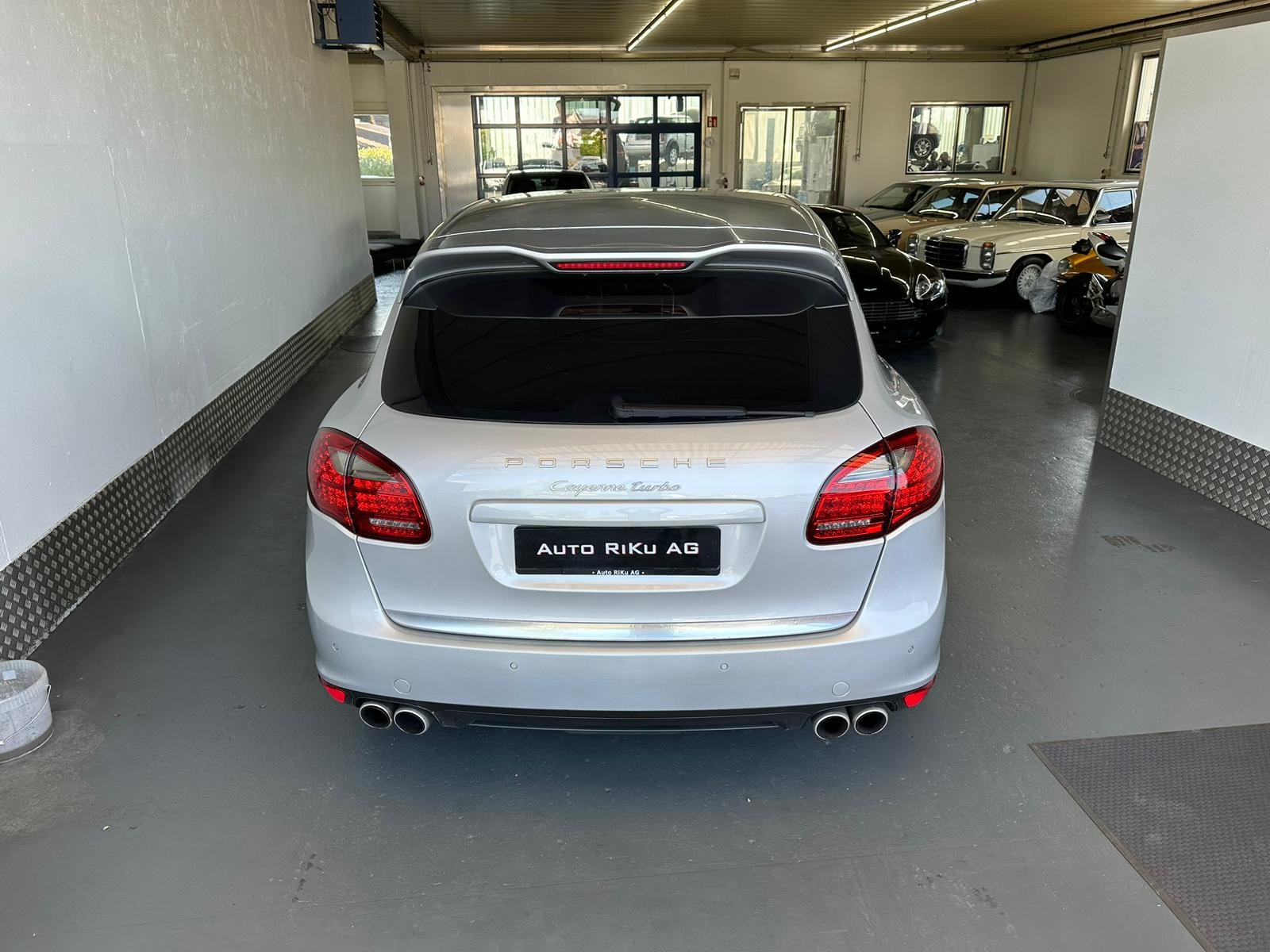 PORSCHE Cayenne Turbo-image-8