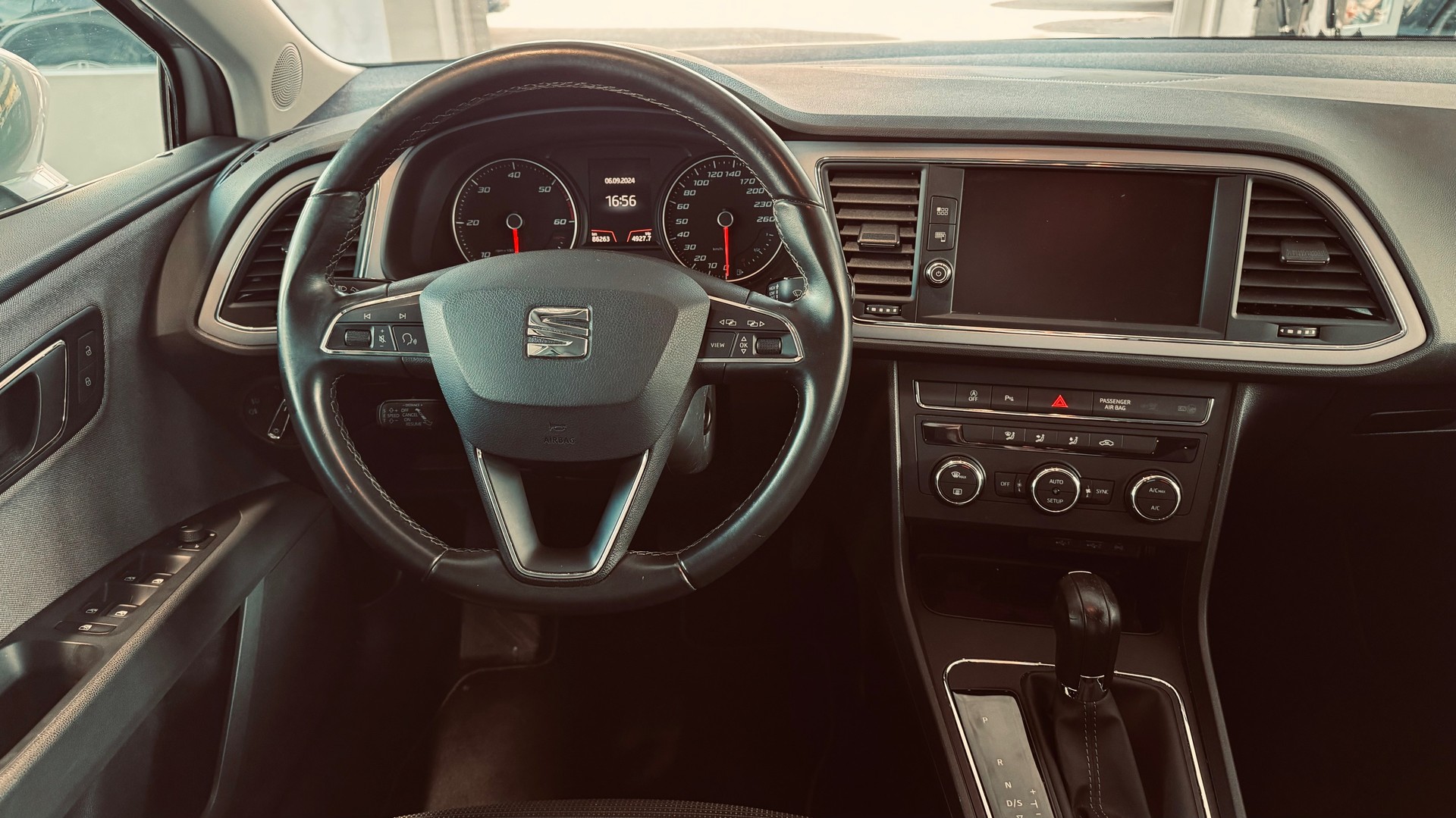 SEAT Leon ST 1.6 TDI CR Style DSG-image-9