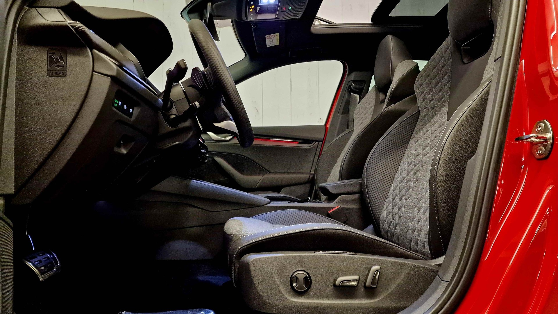SKODA Octavia Combi 1.5 TSI mHEV DSG Sport Line-image-3