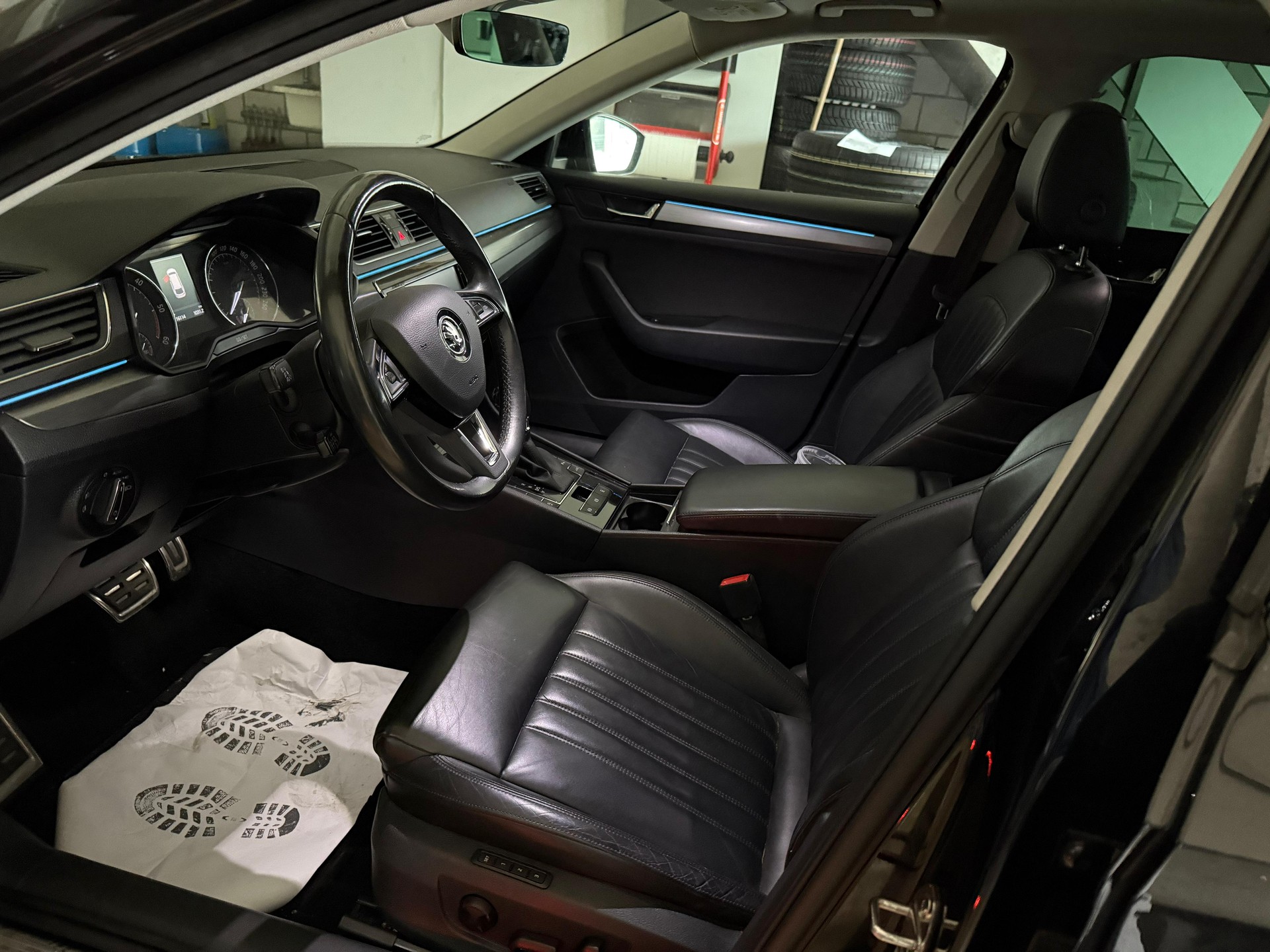 SKODA Superb Combi 2.0 TDi Style 4x4 DSG-image-9