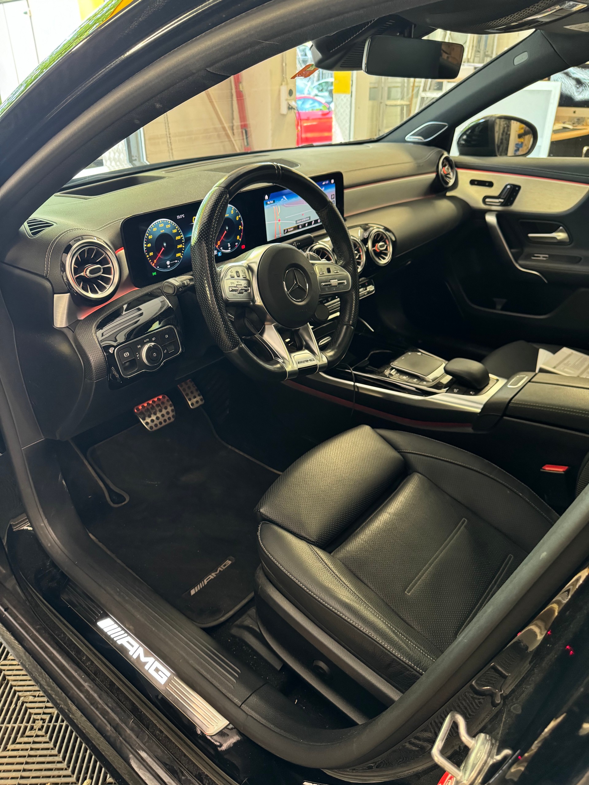MERCEDES-BENZ A 35 AMG 4Matic Speedshift-image-6