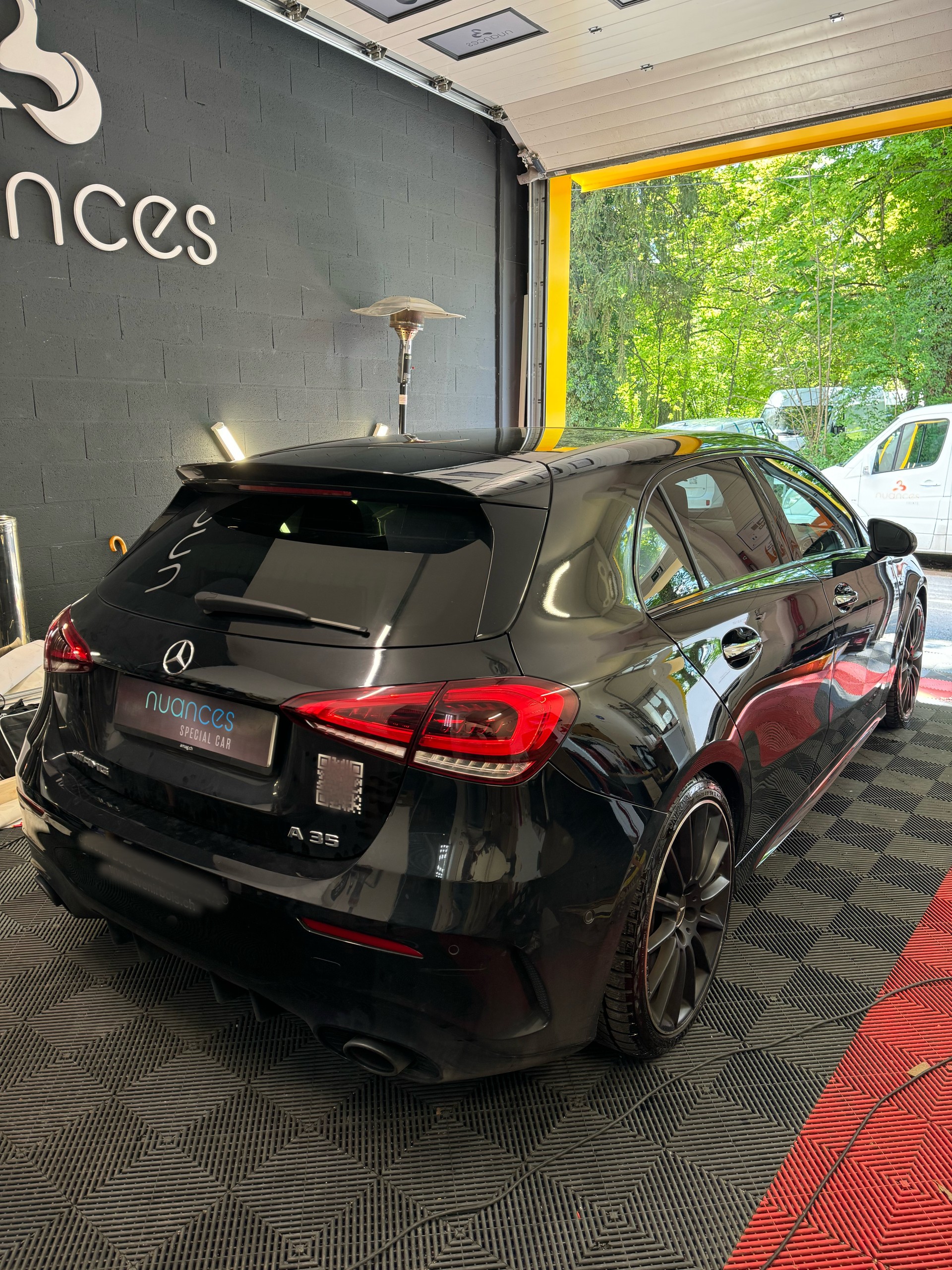 MERCEDES-BENZ A 35 AMG 4Matic Speedshift-image-3