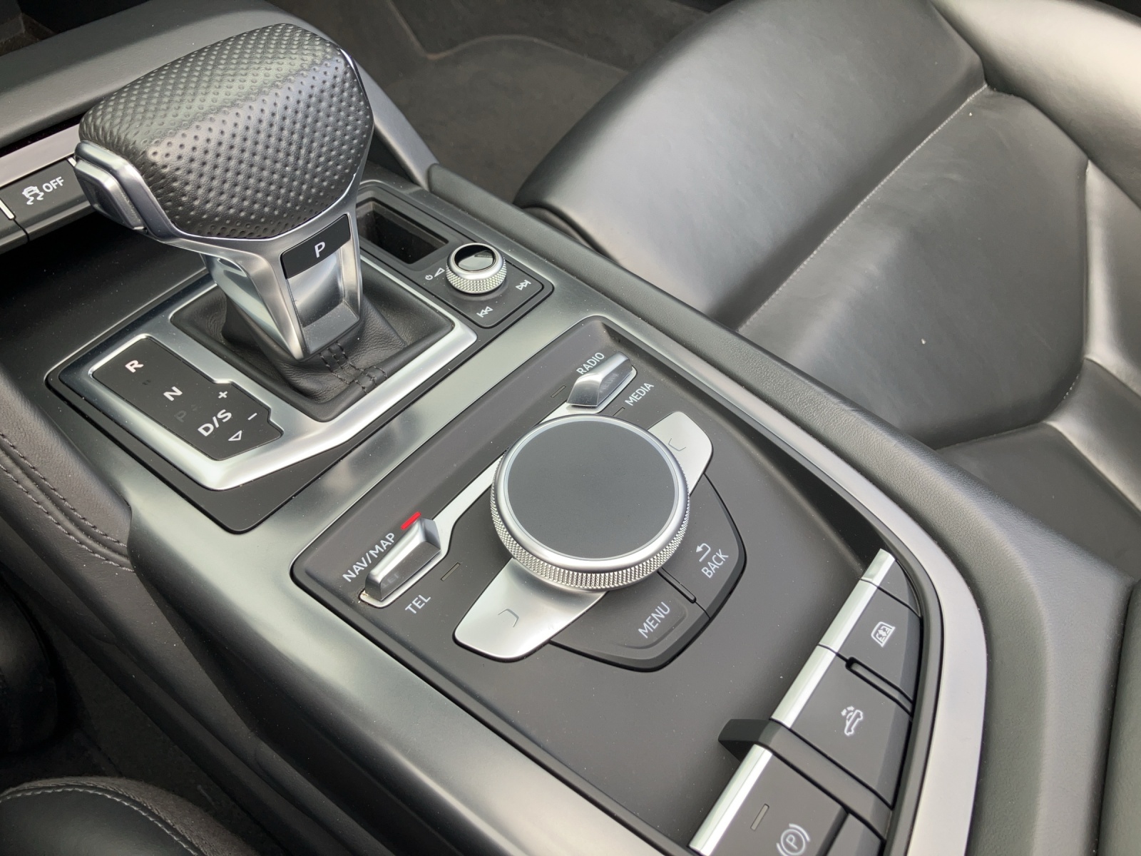 AUDI R8 Spyder performance S-Tronic-image-13