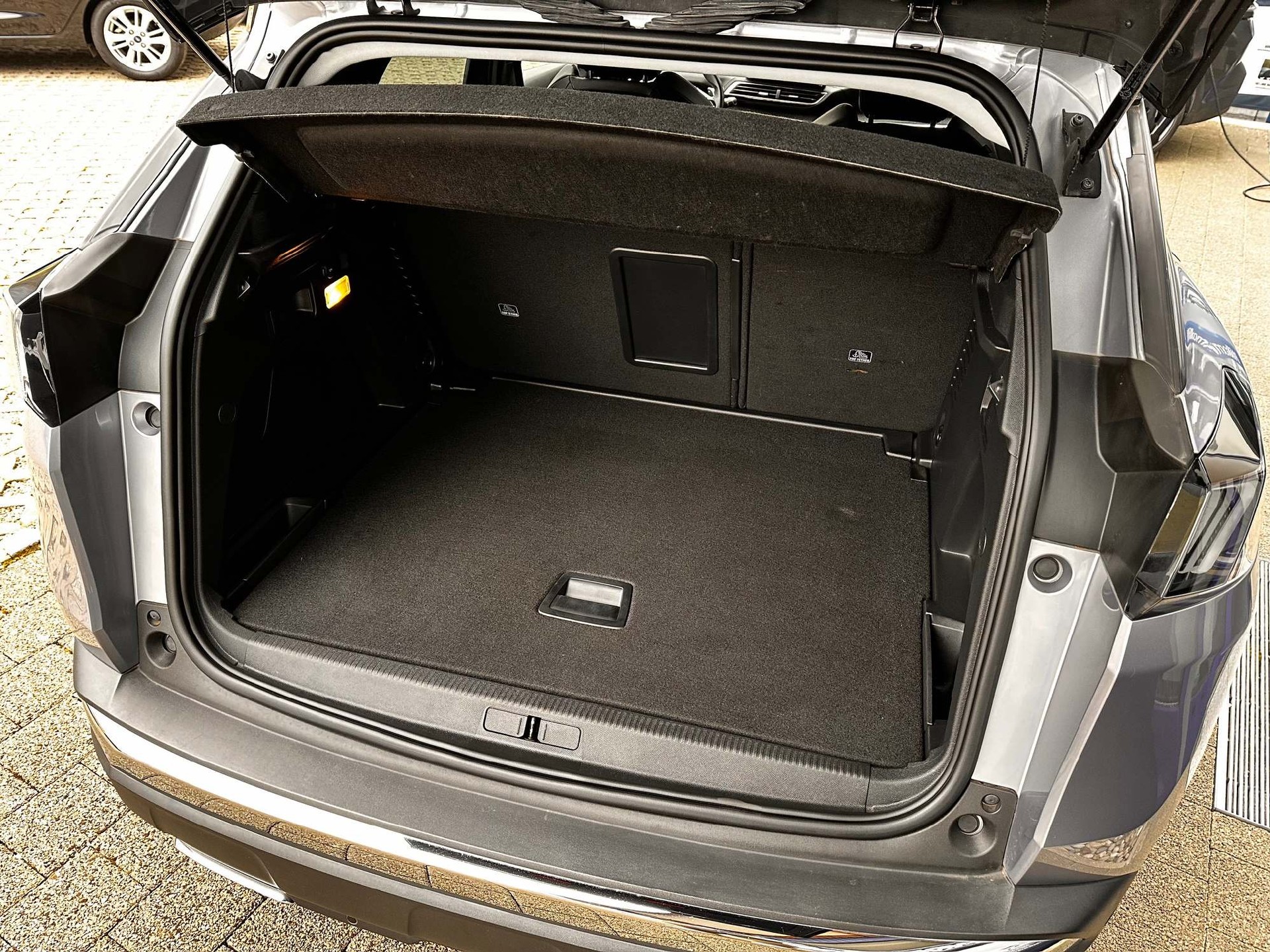 PEUGEOT 3008 1.2 PureTech Allure Pack 5 Jahre Garantie-image-11