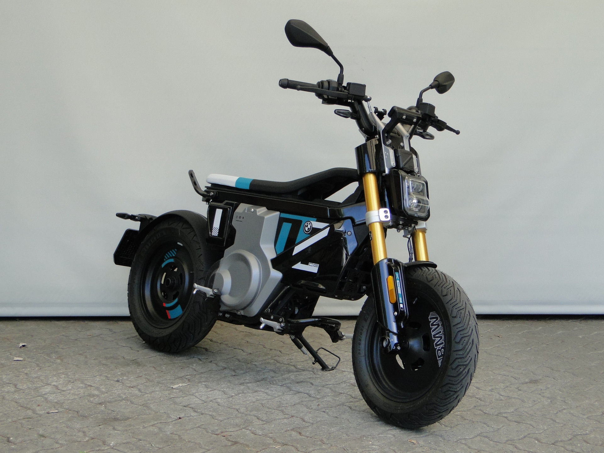 BMW CE 02 Highline-showroom-element-2