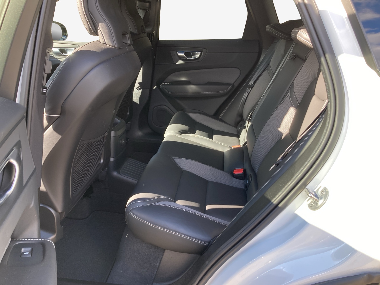 VOLVO XC60 T8 eAWD PluginHybrid Ultimate Dark Geartronic-image-11