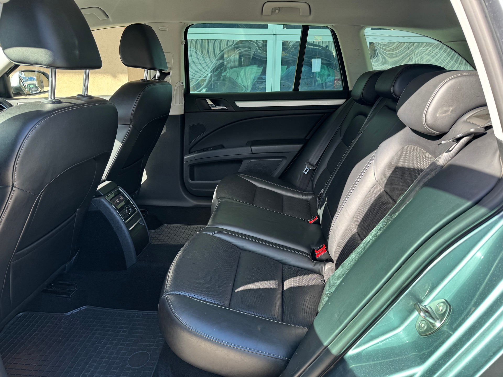 SKODA Superb Combi 2.0 TDi Elegance 4x4 DSG-image-6