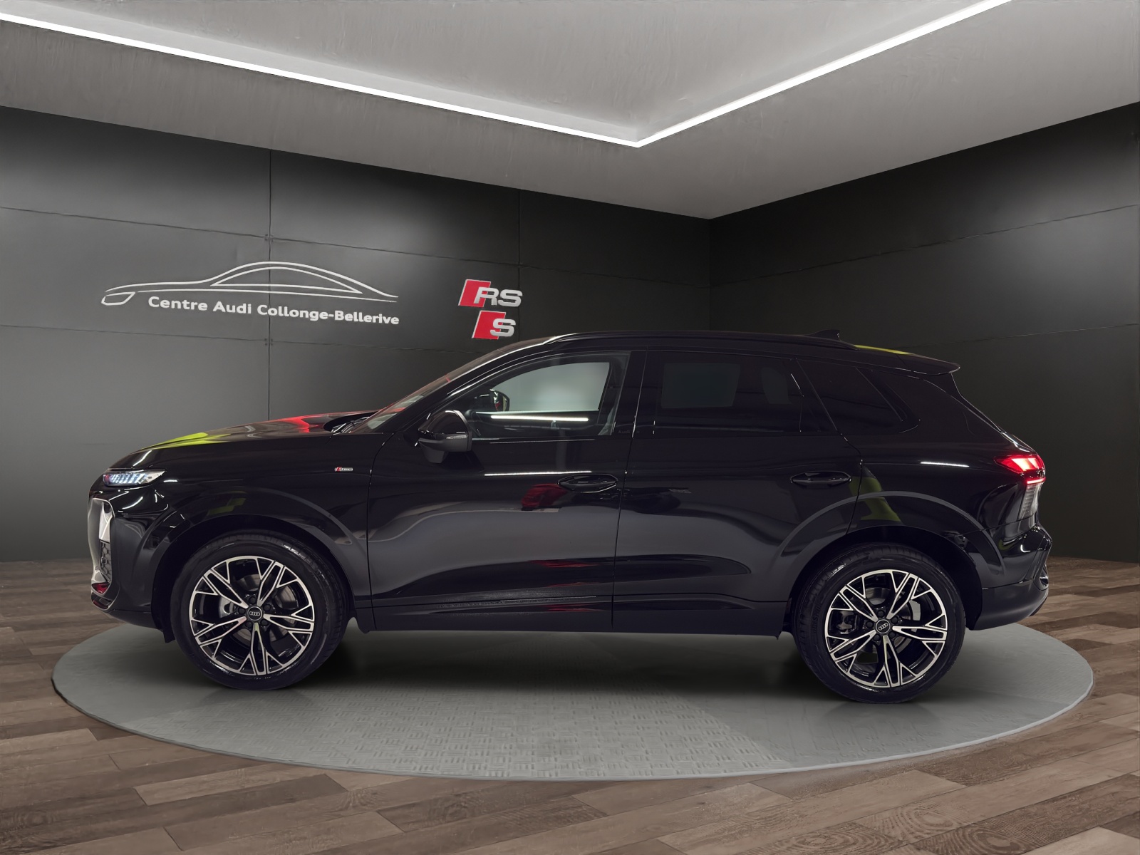 AUDI Q3 SUV 110 kW TFSI S tronic-image-2