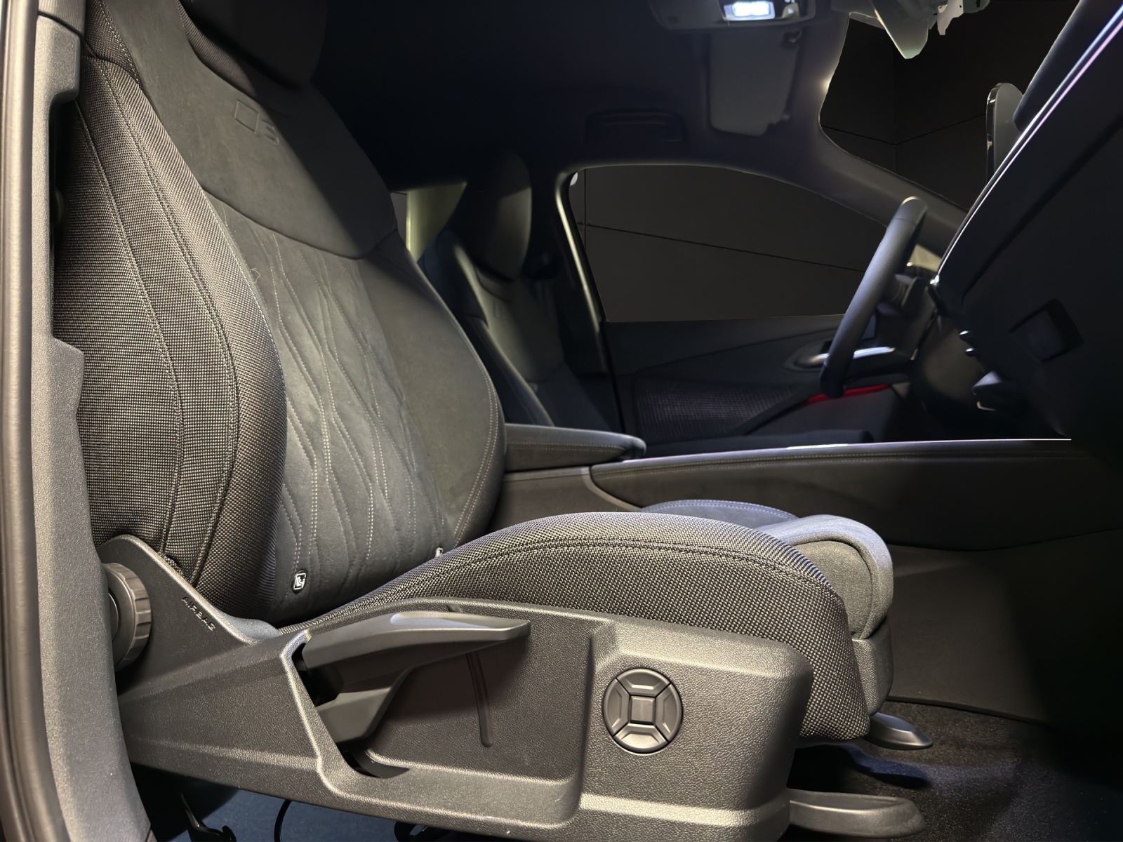 AUDI Q3 SUV 110 kW TFSI S tronic-image-14