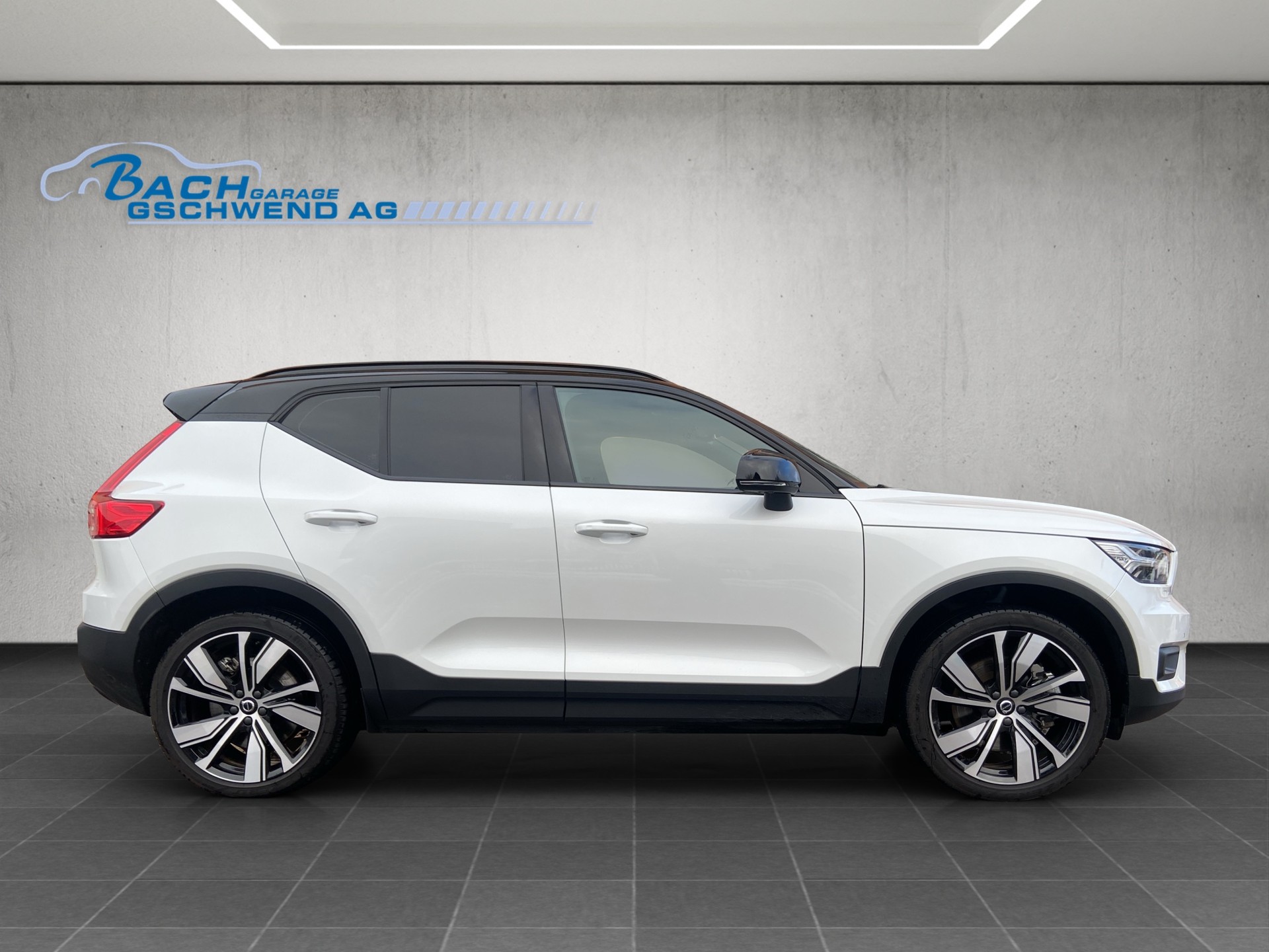 VOLVO XC40 P8 AWD Pure Electric R-Design-image-2