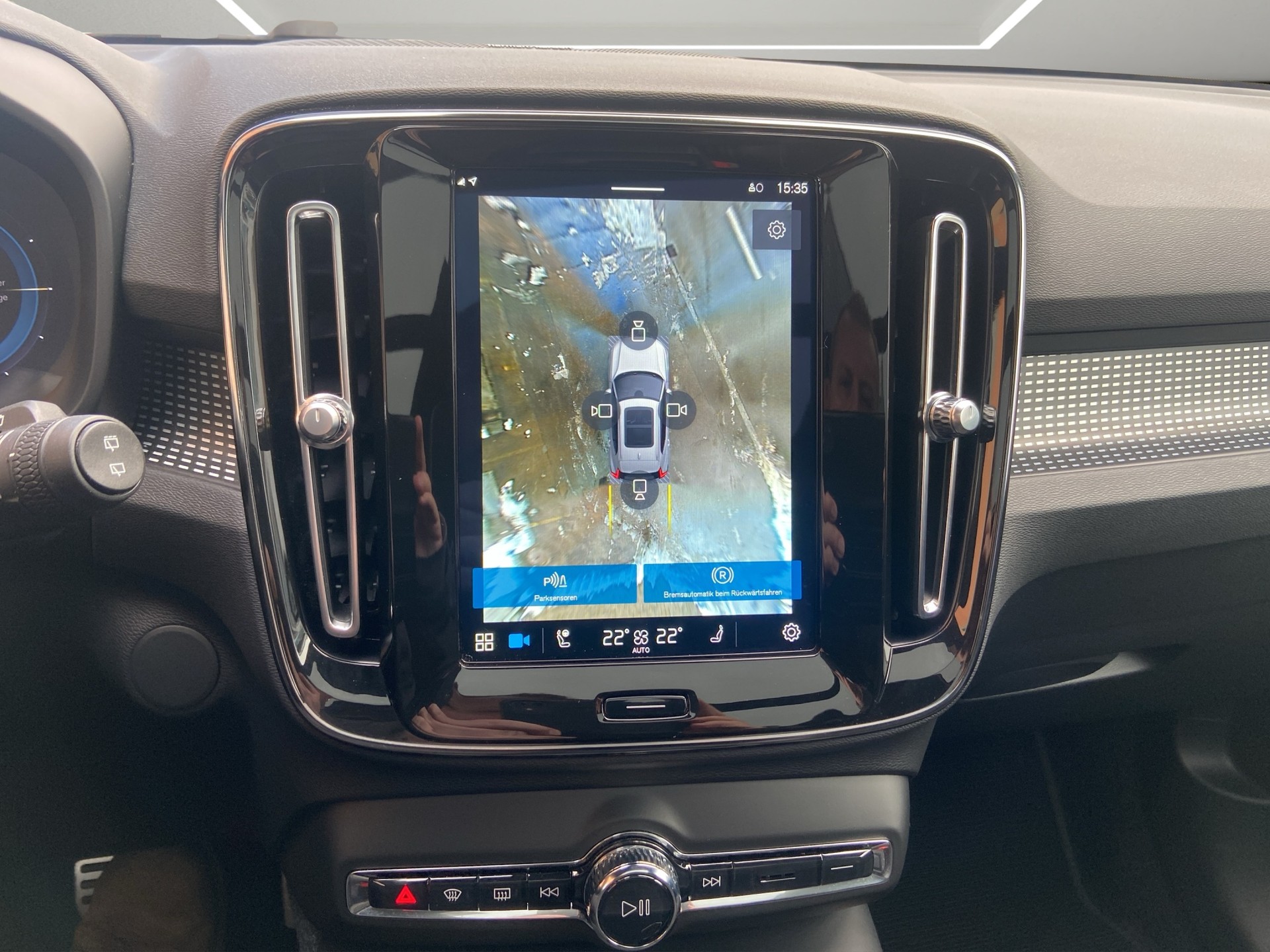 VOLVO XC40 P8 AWD Pure Electric R-Design-image-9