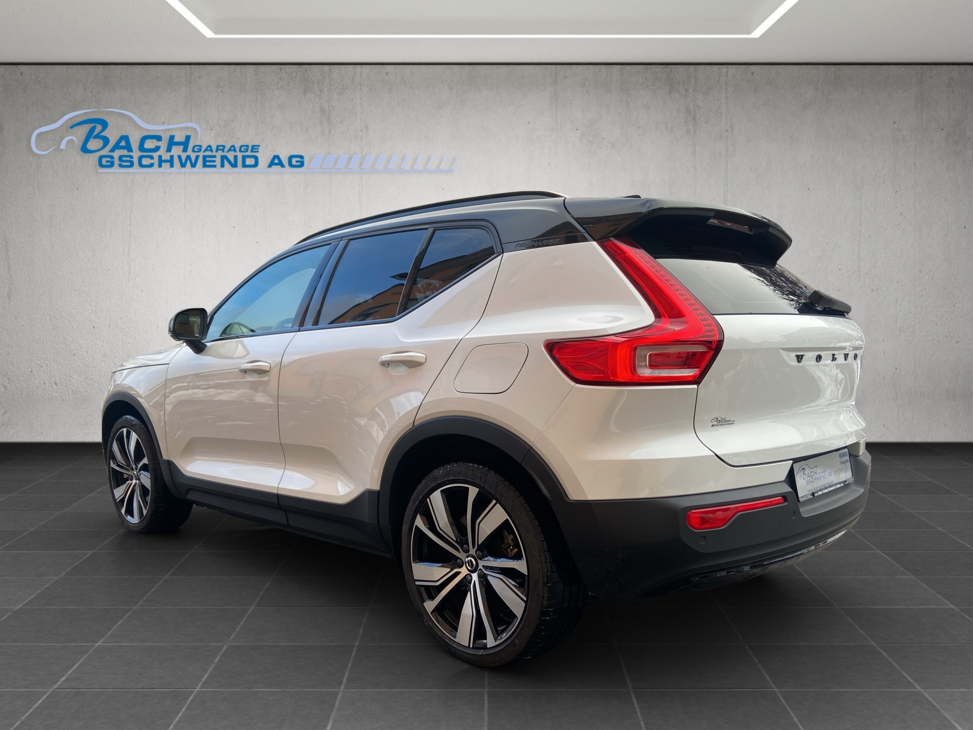 VOLVO XC40 P8 AWD Pure Electric R-Design-image-4