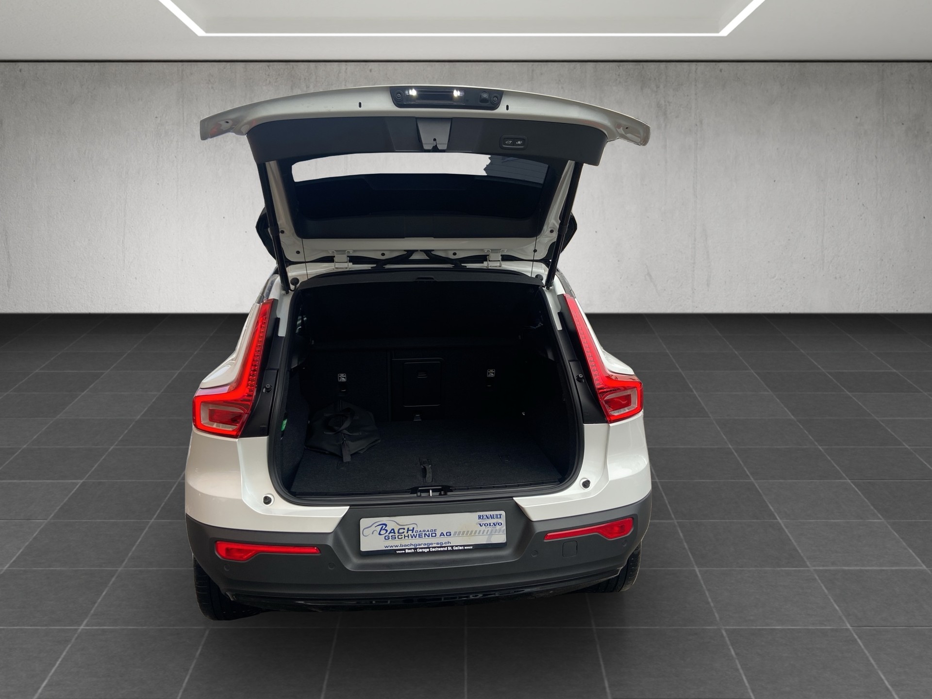 VOLVO XC40 P8 AWD Pure Electric R-Design-image-13