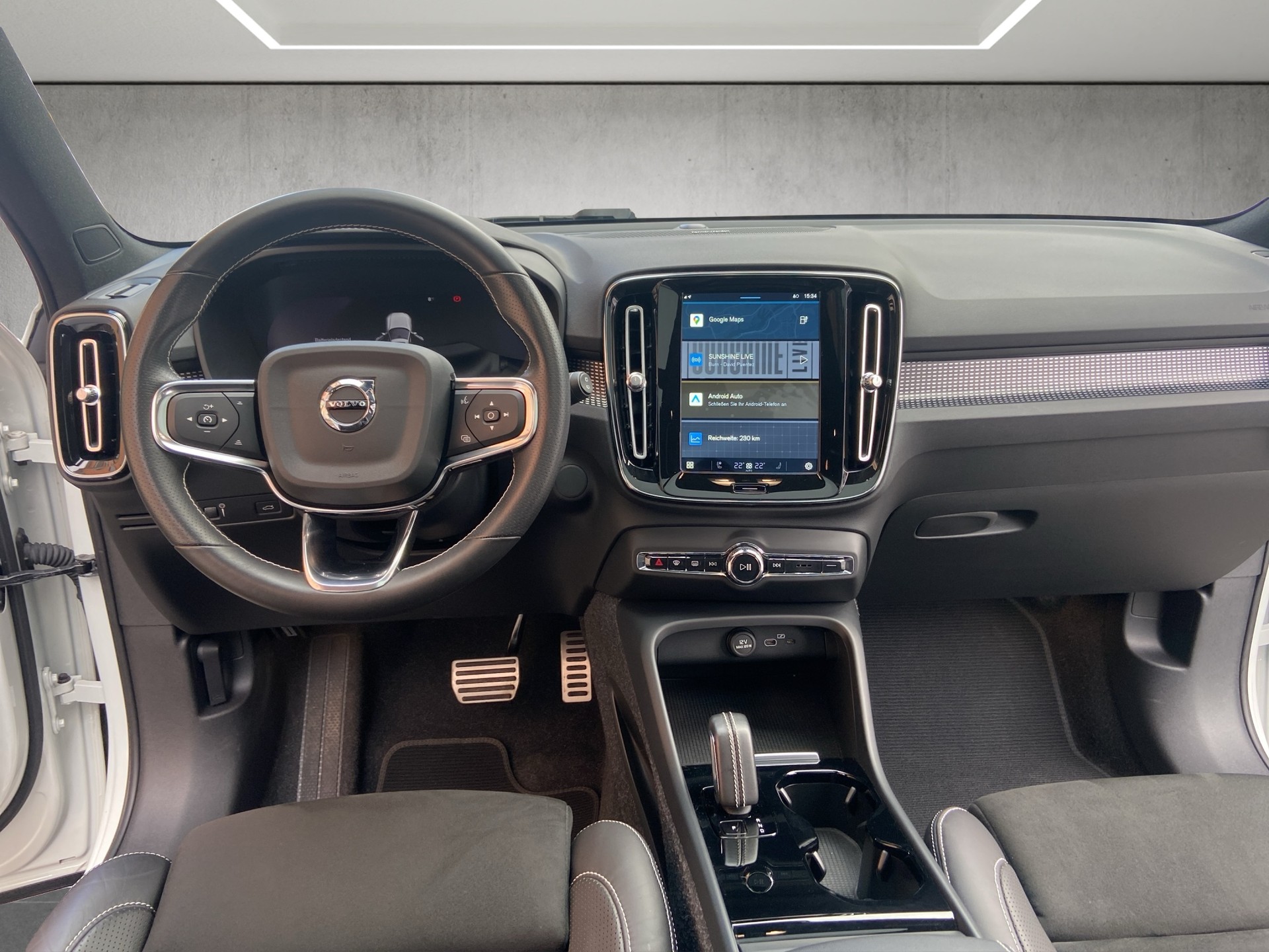 VOLVO XC40 P8 AWD Pure Electric R-Design-image-8