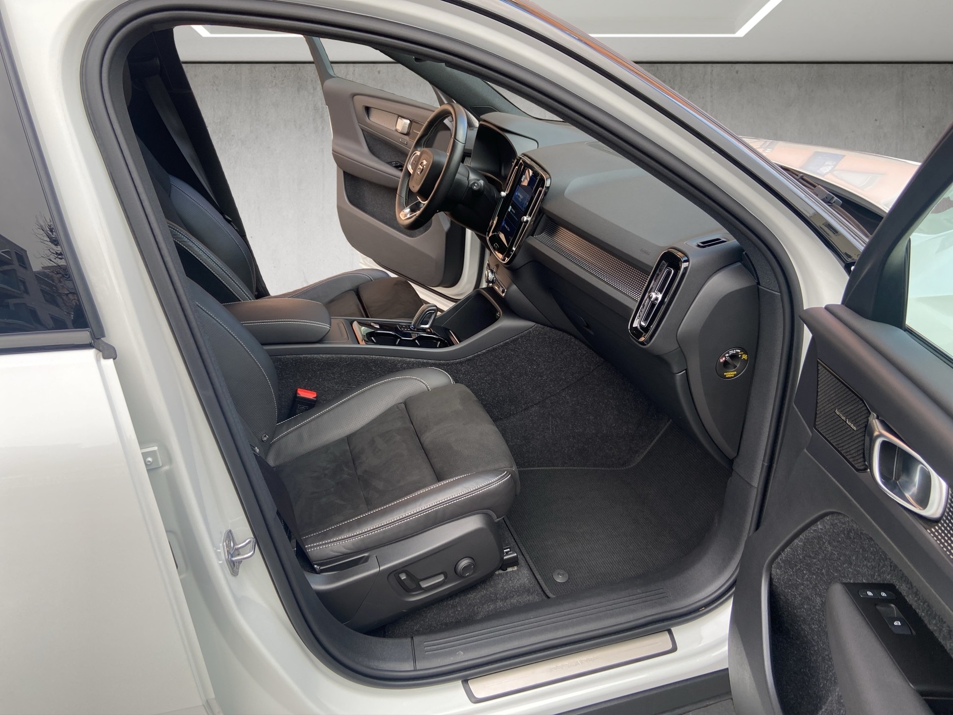 VOLVO XC40 P8 AWD Pure Electric R-Design-image-11