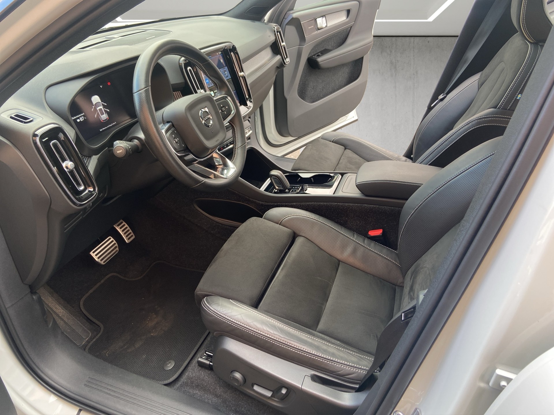 VOLVO XC40 P8 AWD Pure Electric R-Design-image-6