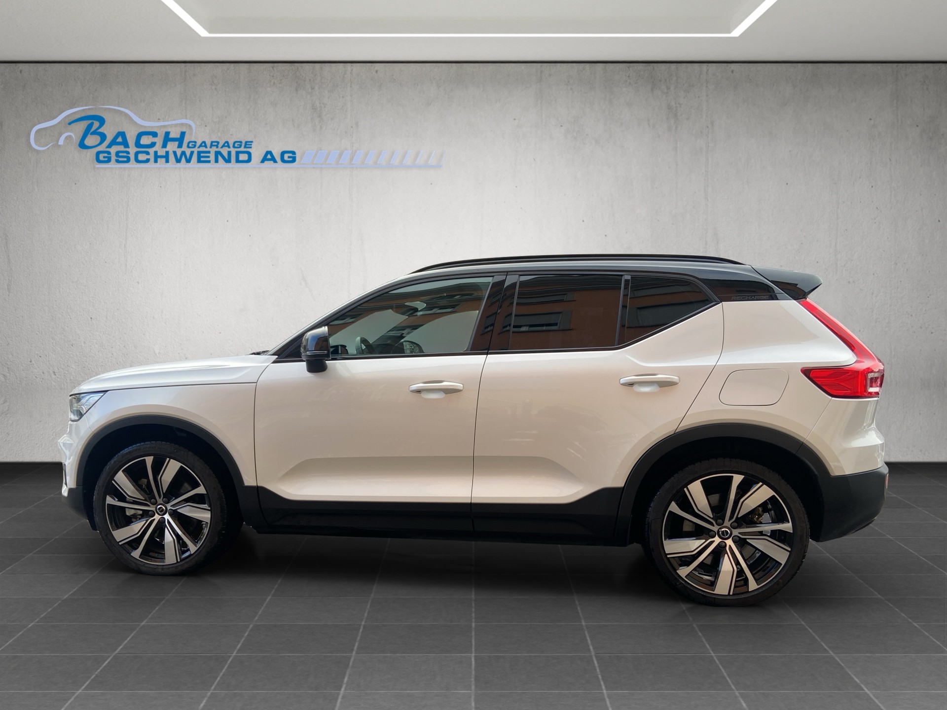 VOLVO XC40 P8 AWD Pure Electric R-Design-image-5