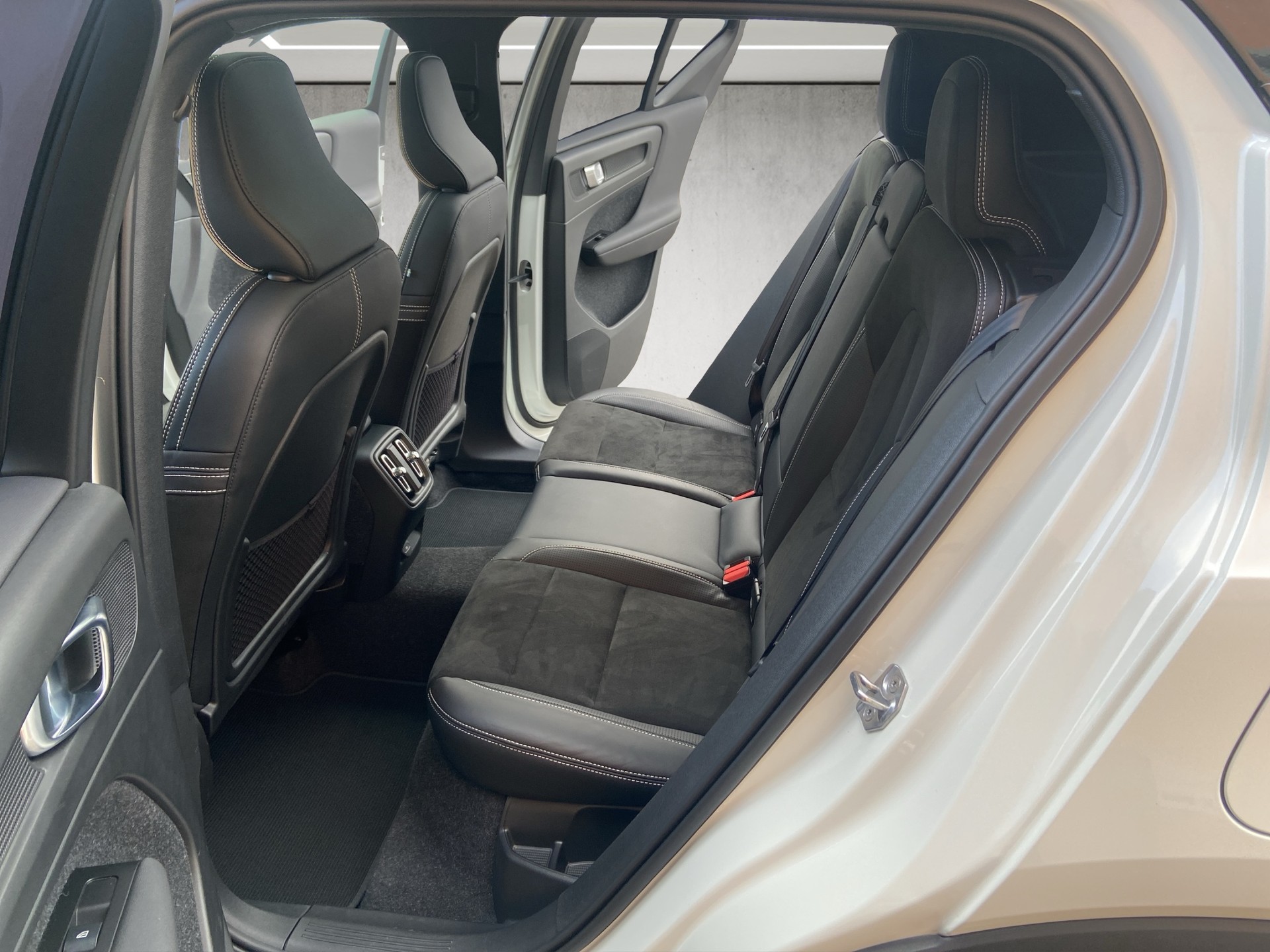 VOLVO XC40 P8 AWD Pure Electric R-Design-image-7